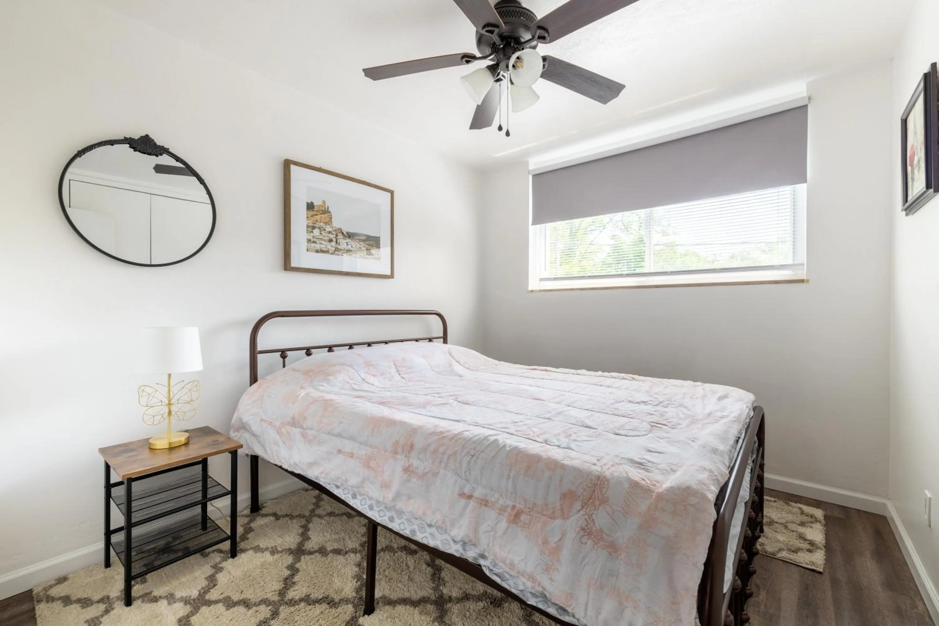 Bed in Georgetown Villas 1-1b Close to Cleveland Airport and the Rocky River Valley