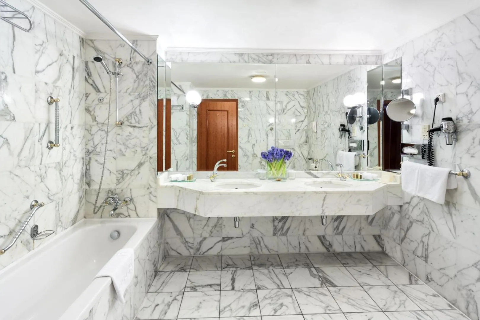 Bathroom in Art Nouveau Palace Hotel