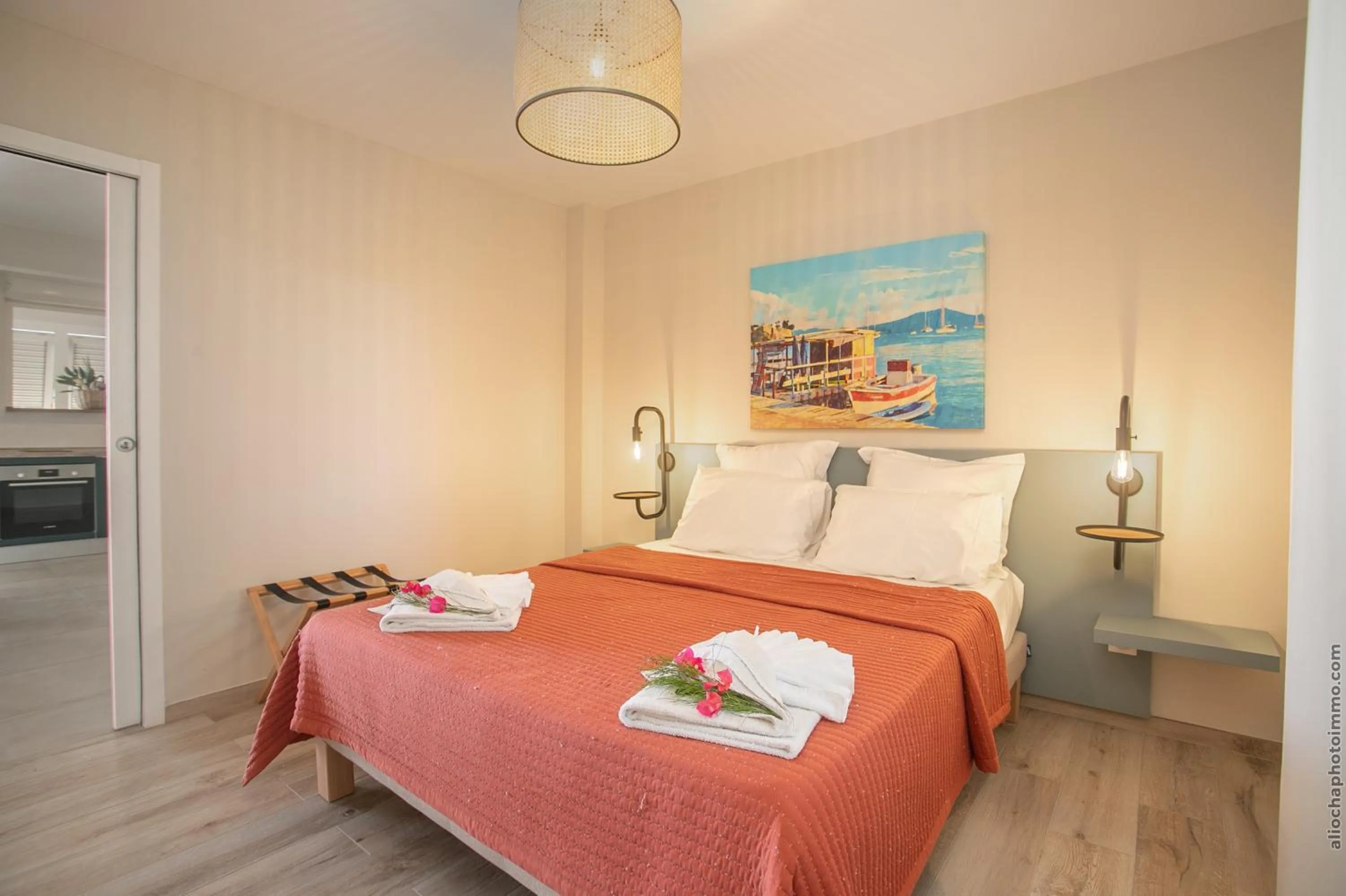 Photo of the whole room, Bed in Kaouanne