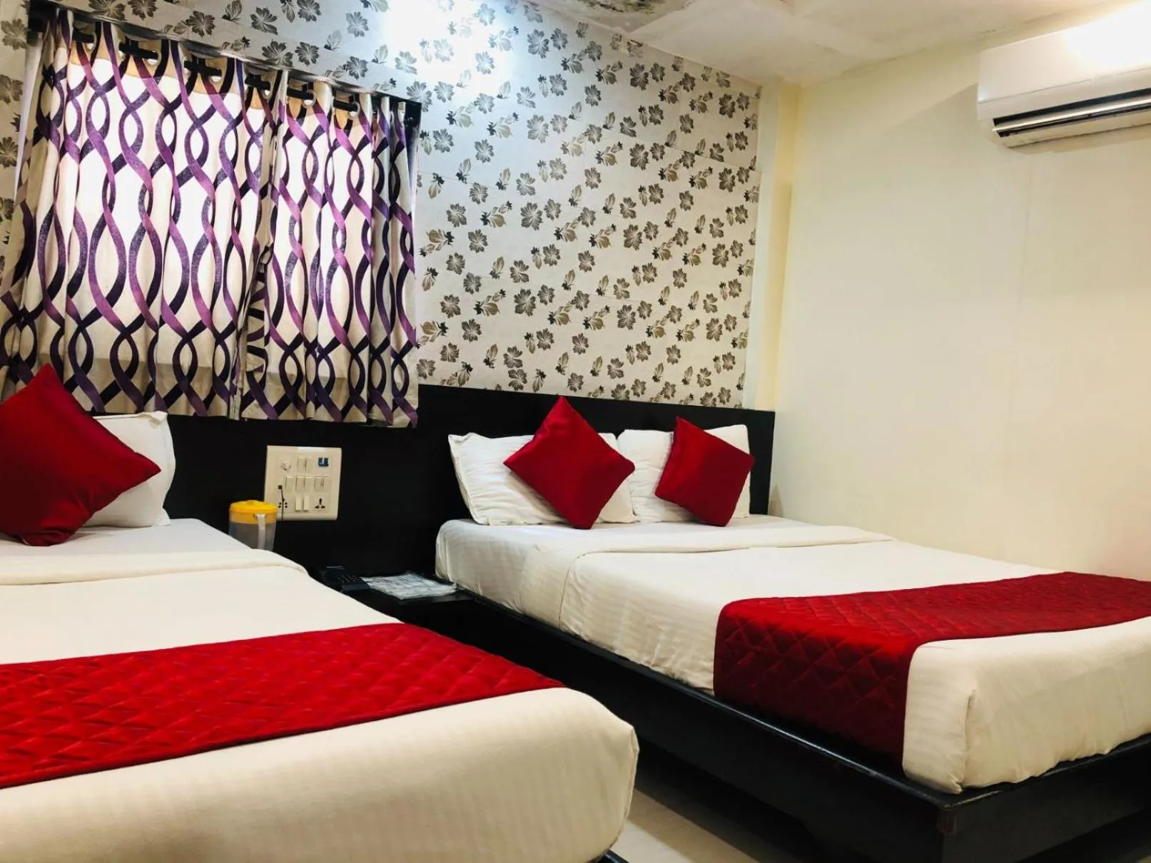 Bed in Hotel Guestinn Residency