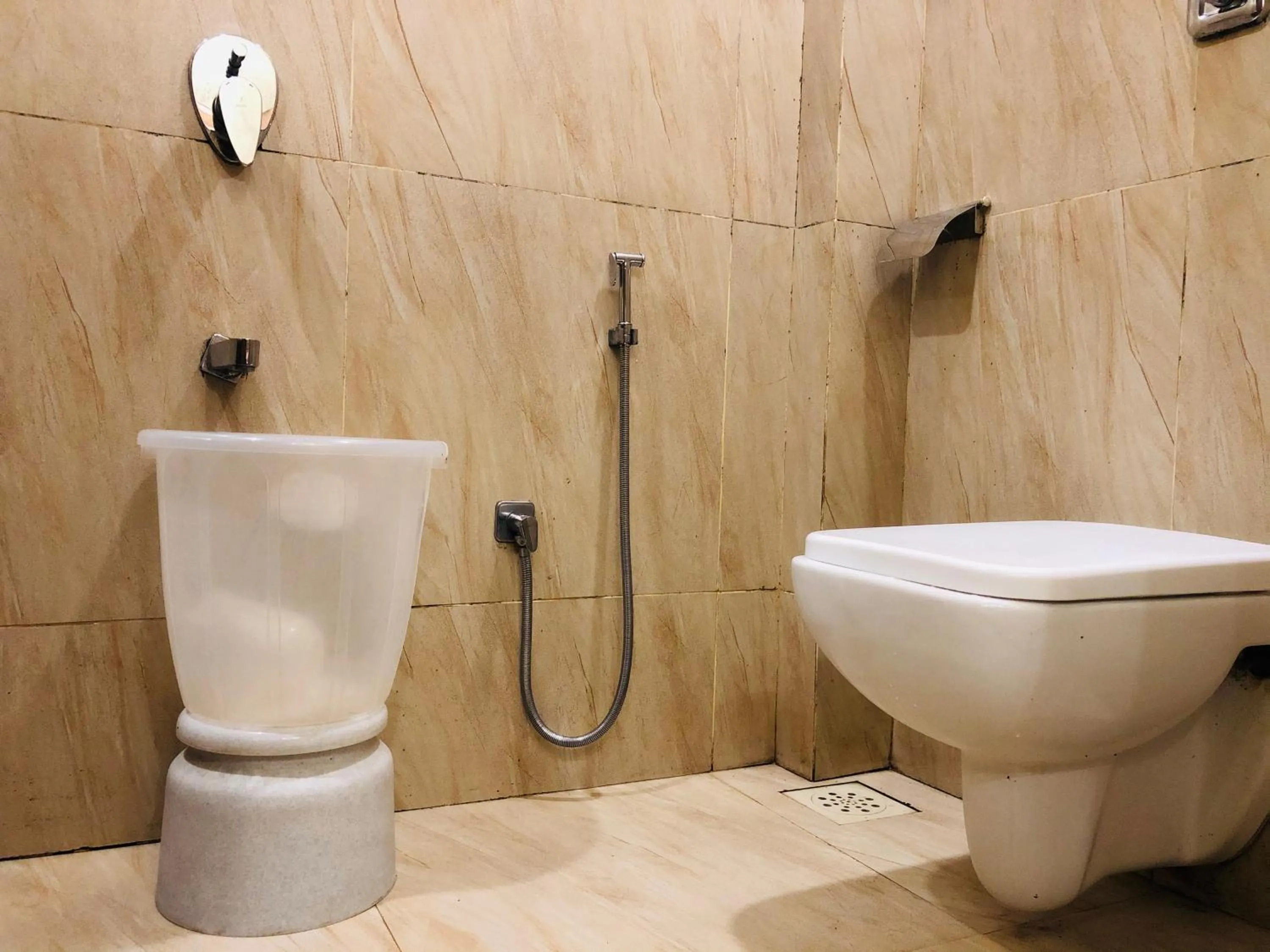 Shower in Hotel Guestinn Residency