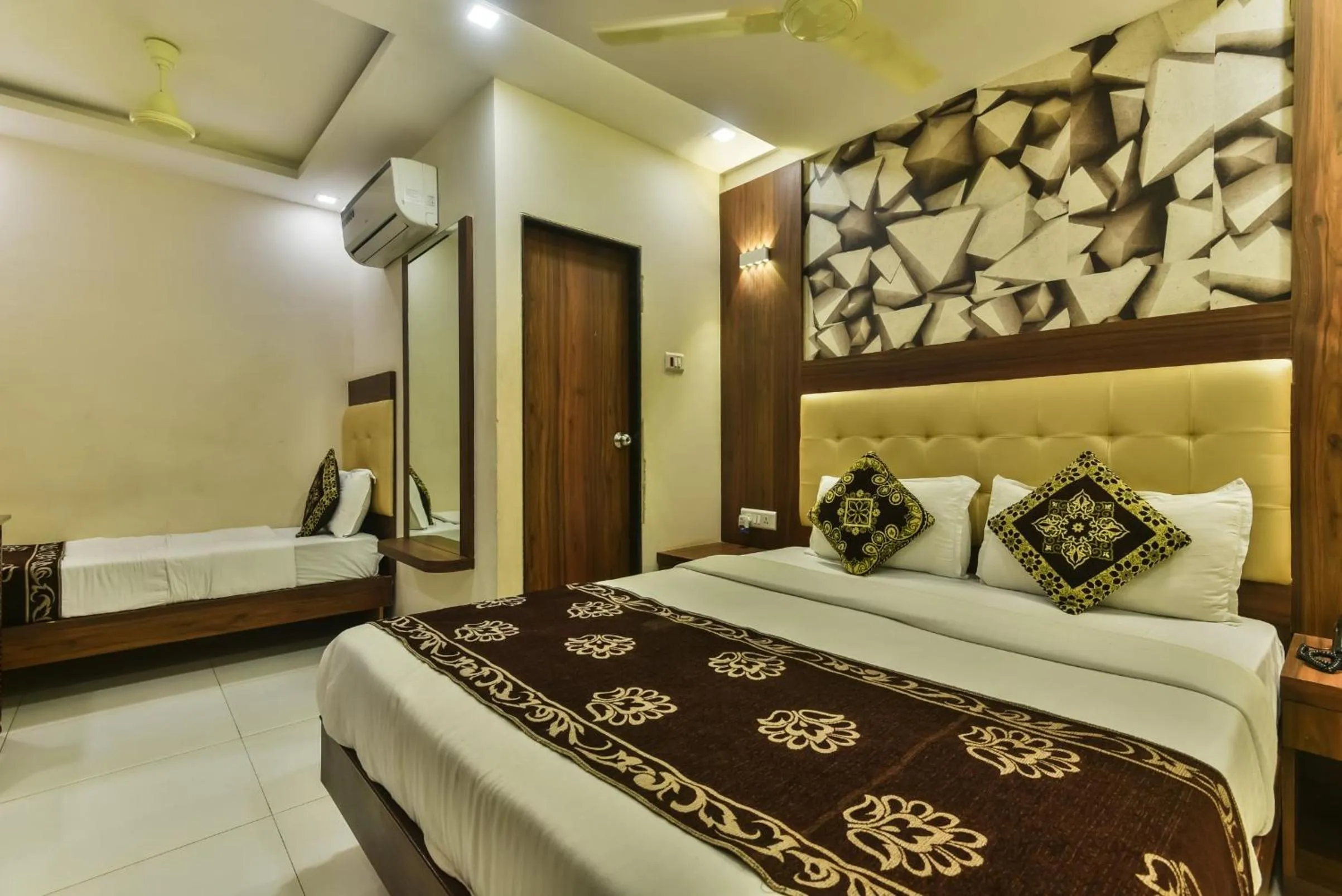 Bed in Hotel Guestinn Residency