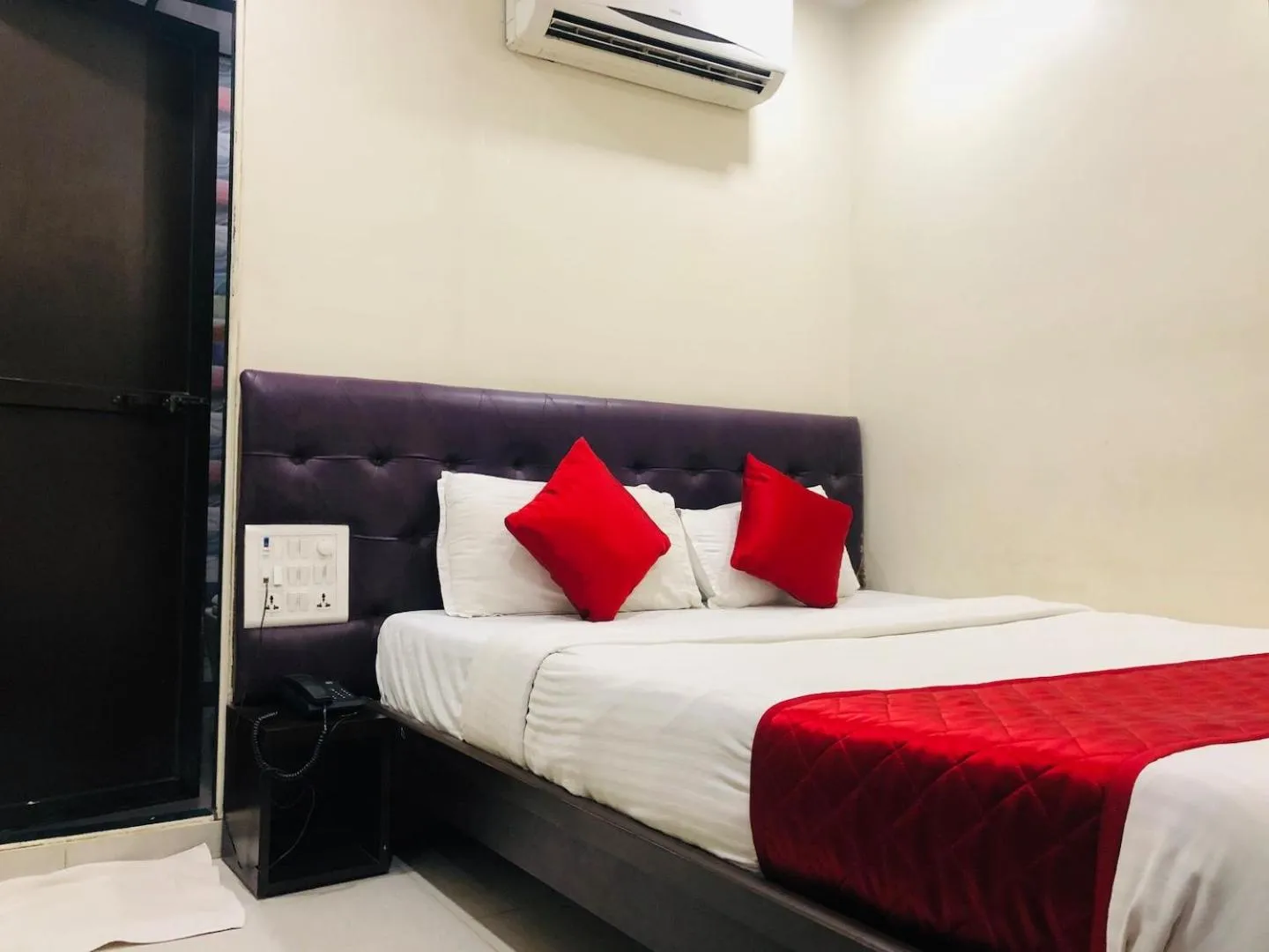 Bed in Hotel Guestinn Residency