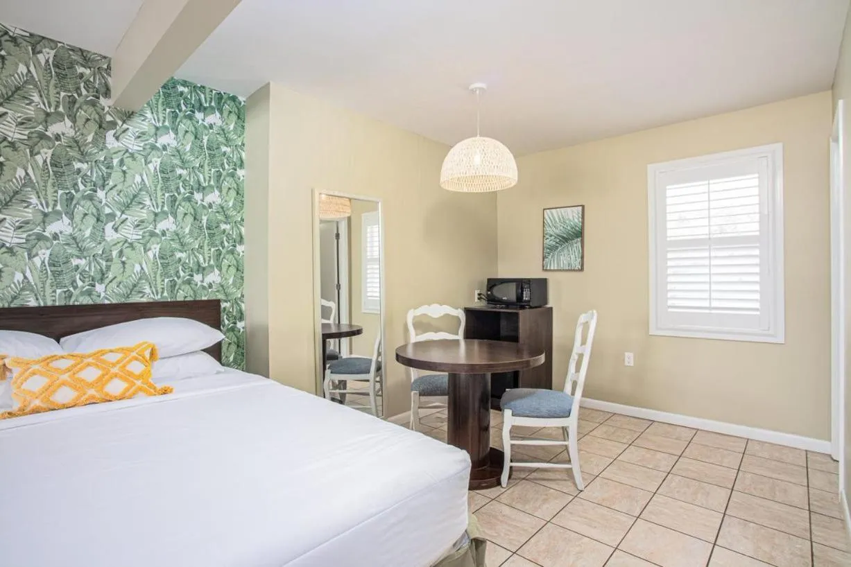 Dining area, Bed in The Local - St. Augustine