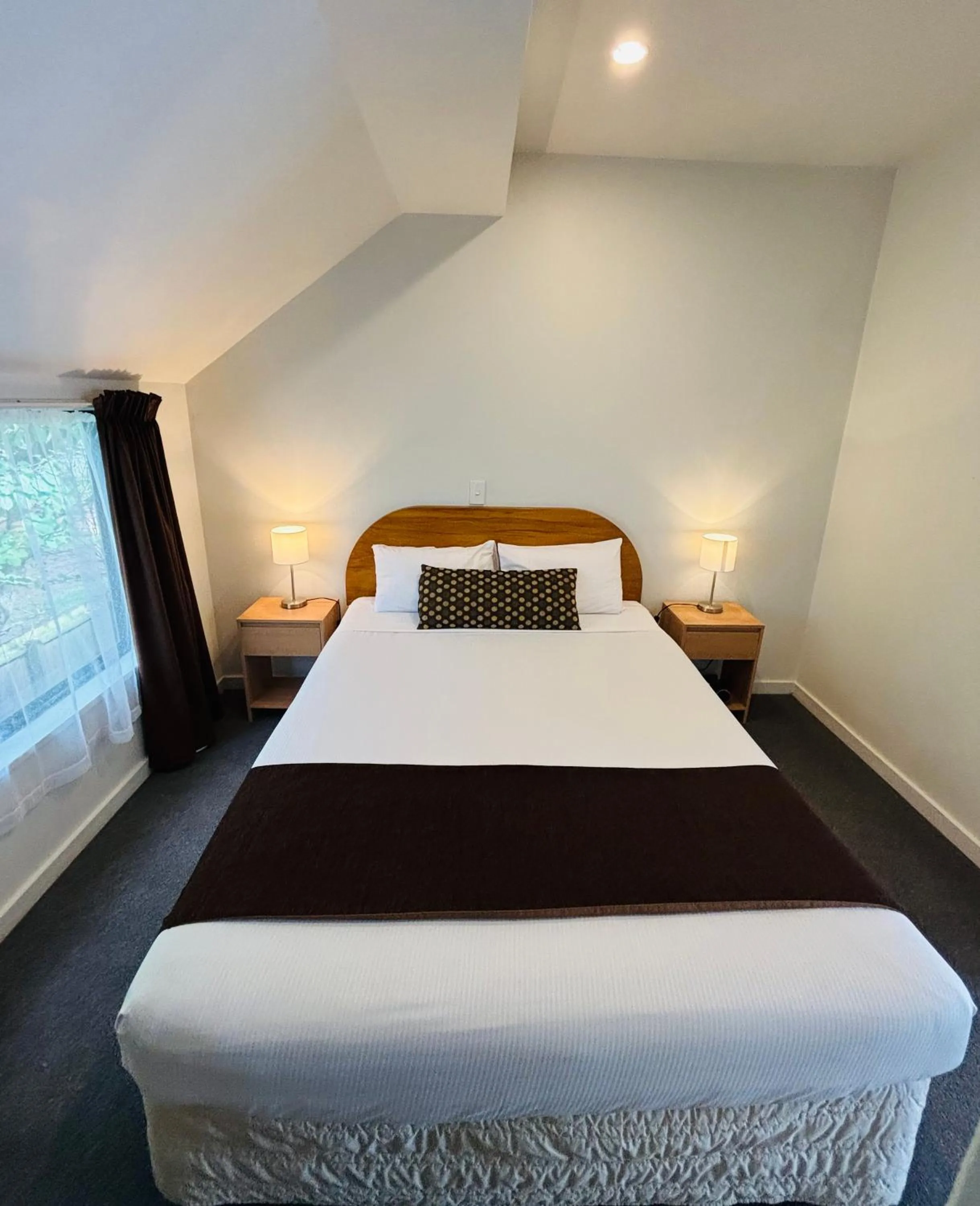 Bed in Bush Inn Court Motel