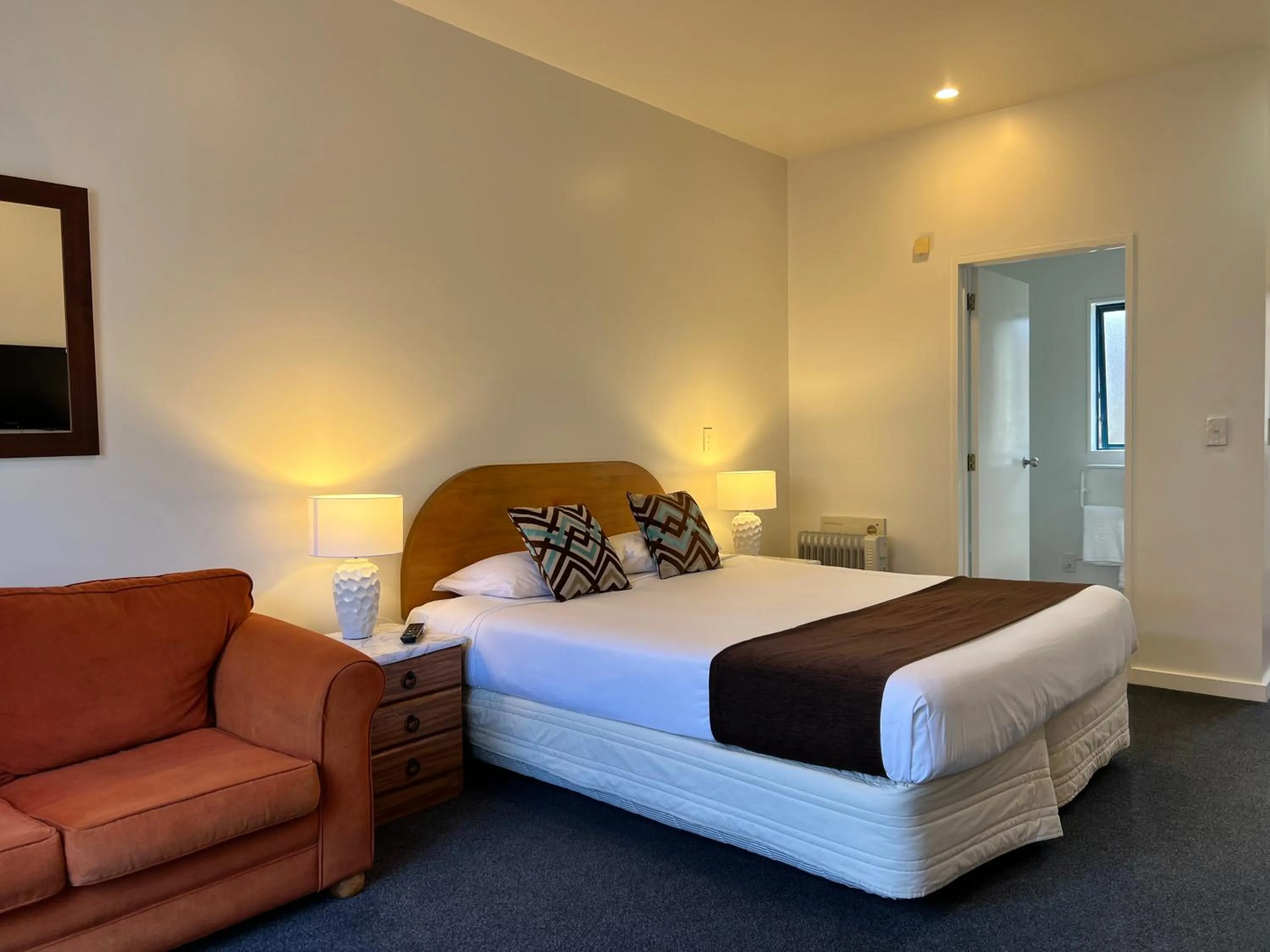 Bed in Bush Inn Court Motel