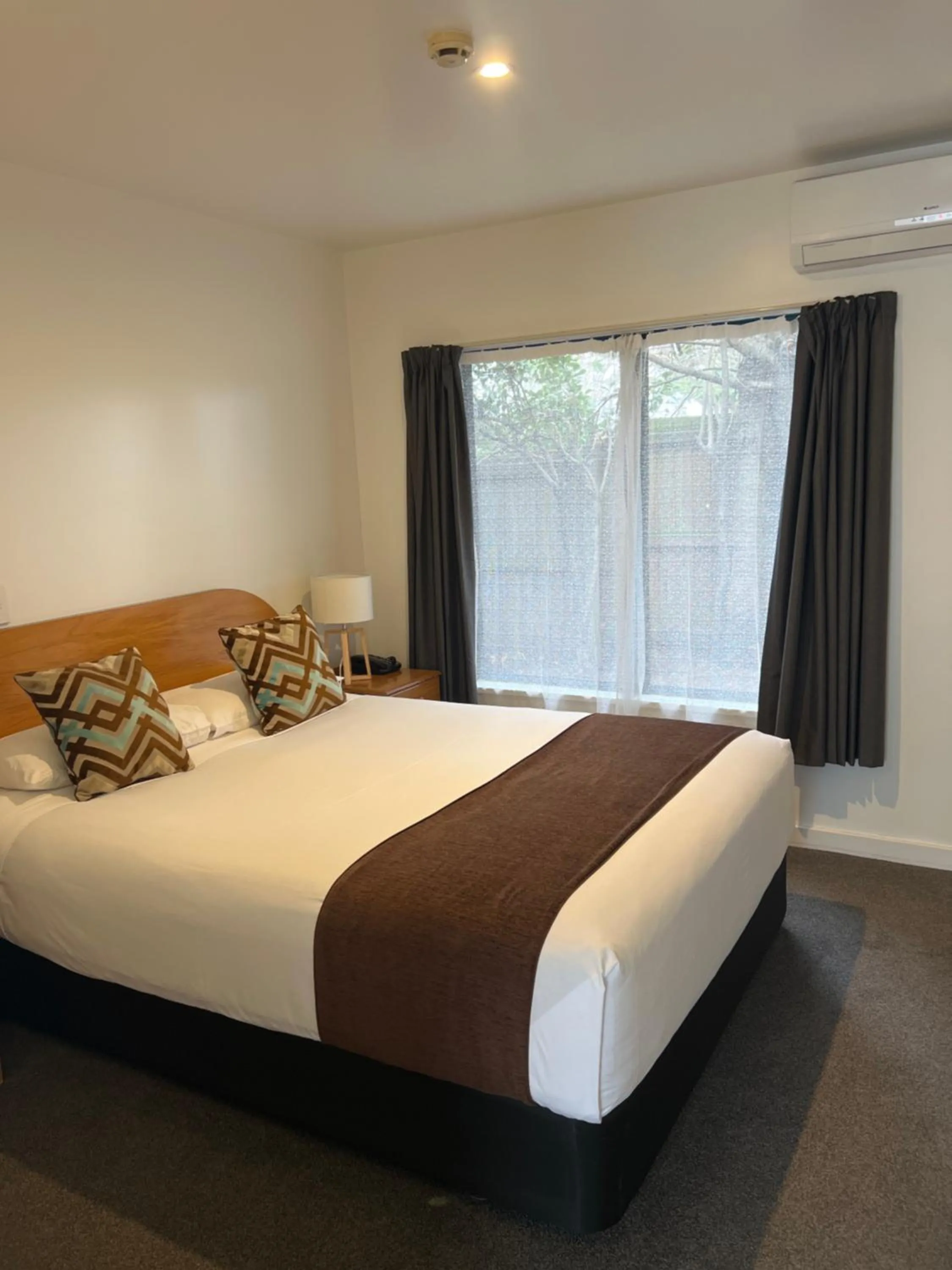 Bed in Bush Inn Court Motel