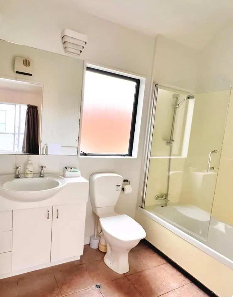 Bathroom in Bush Inn Court Motel