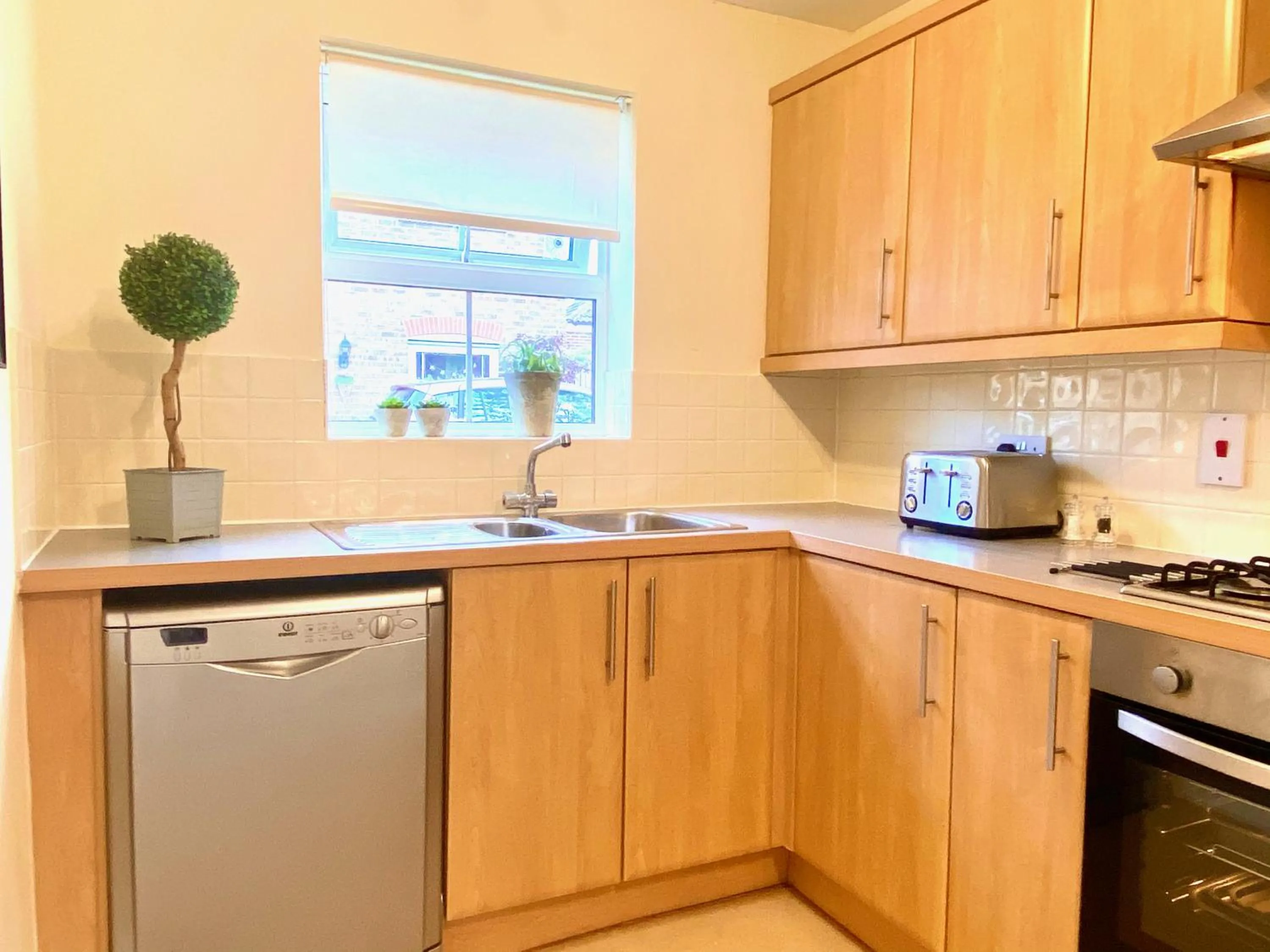 Kitchen or kitchenette in Aylesbury Contractor & Staycation Home