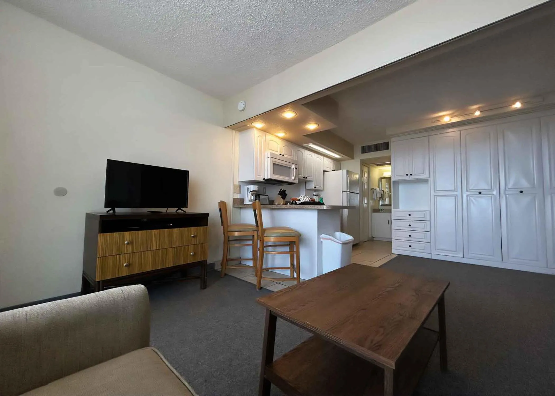 TV and multimedia in Outrigger Beach Club Resort