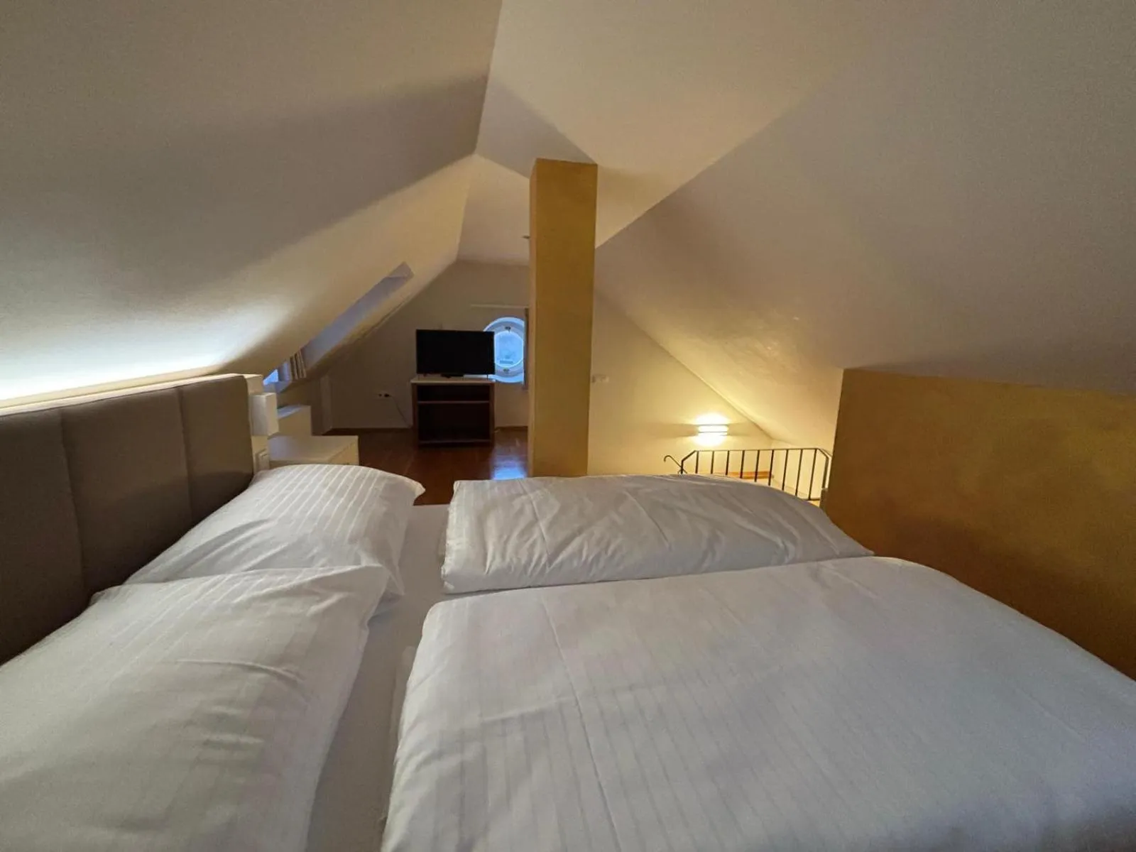 TV and multimedia, Bed in The Golden Wheel Hotel