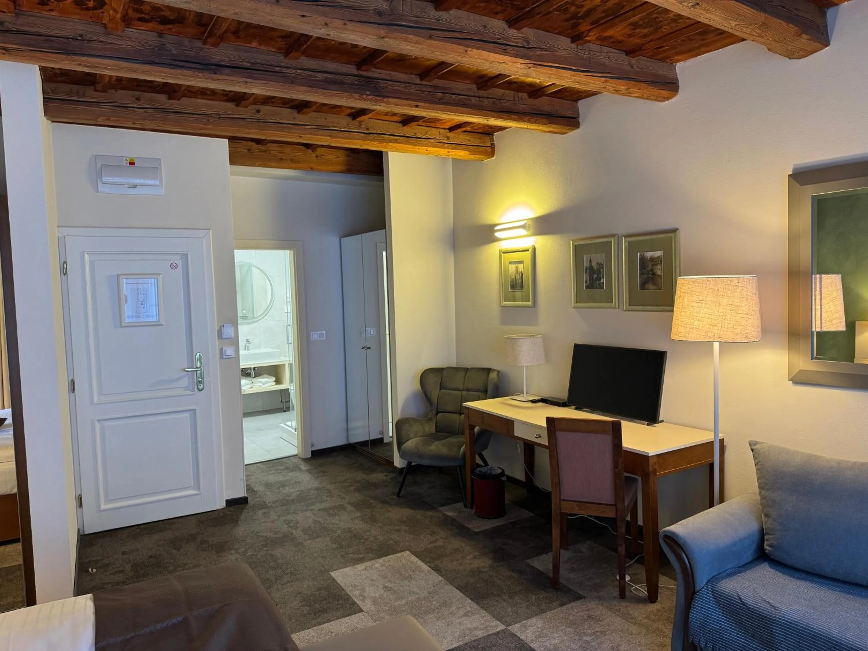 TV and multimedia in The Golden Wheel Hotel