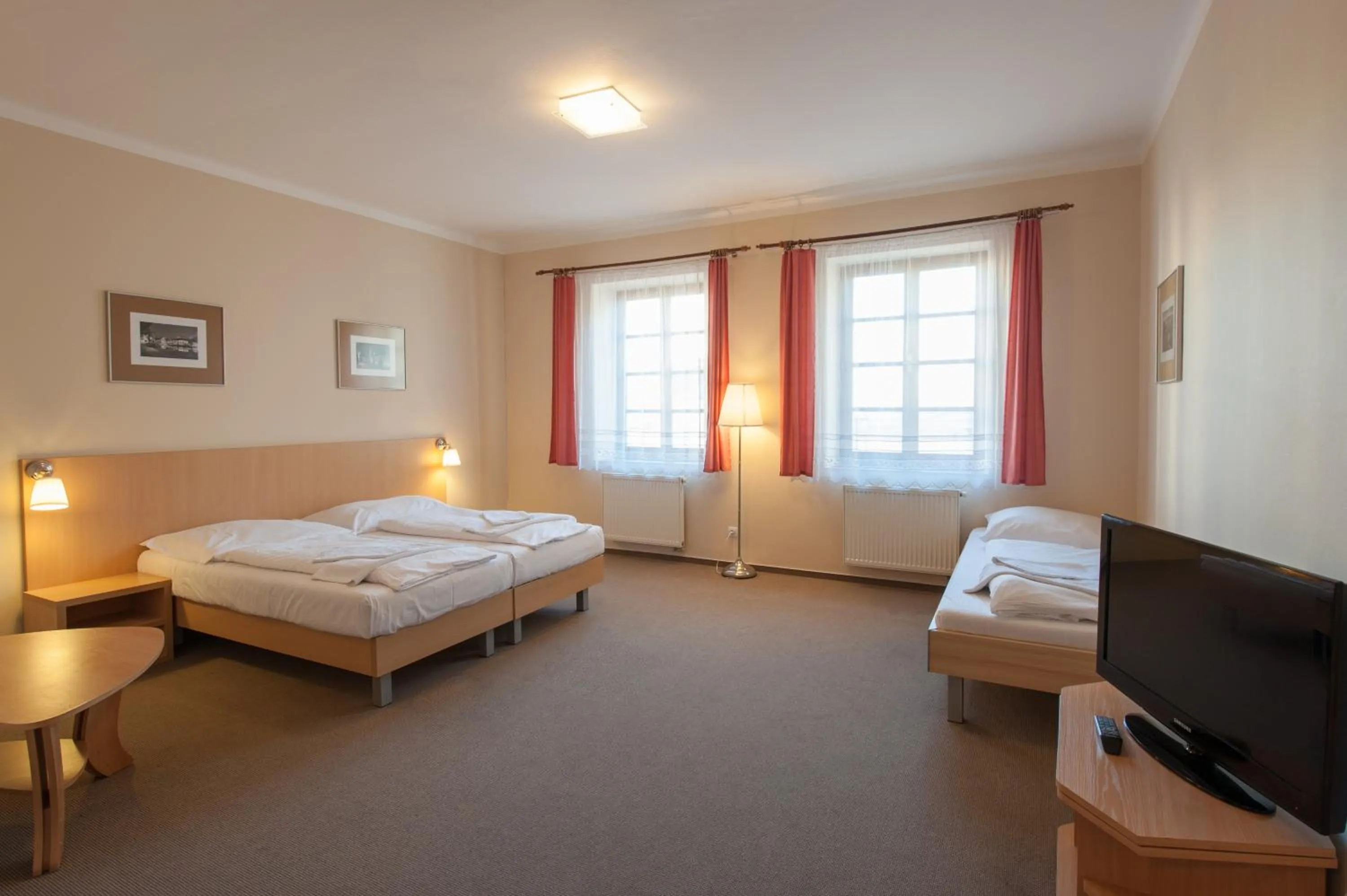 Photo of the whole room, Bed in Hotel v Centru