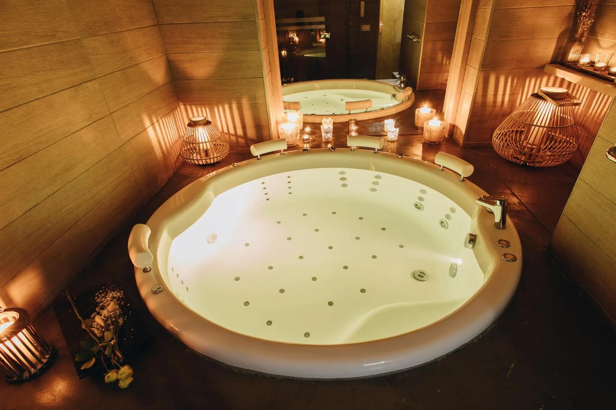 Hot Tub in Absolutum Wellness Hotel