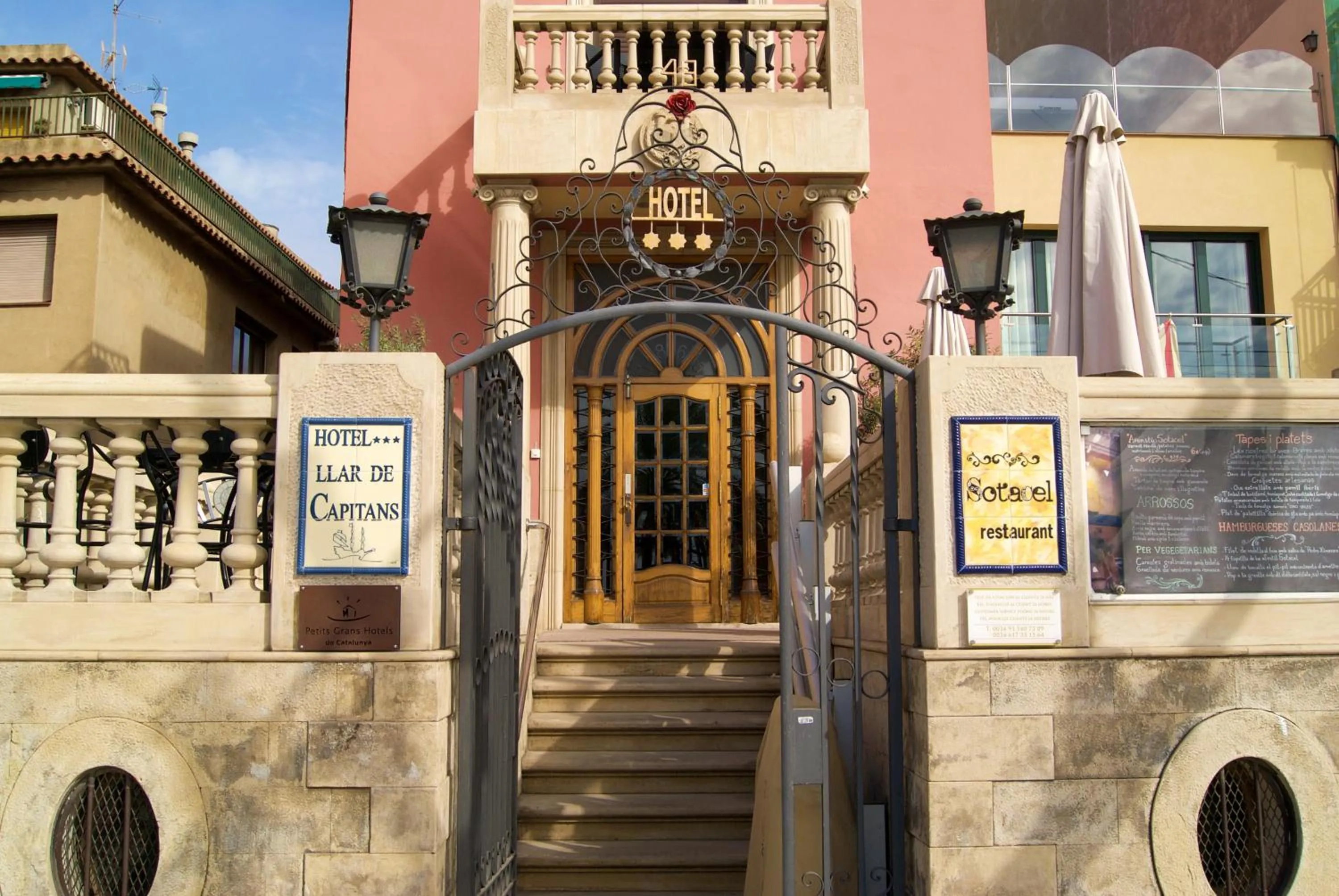 Facade/entrance in Llar de Capitans