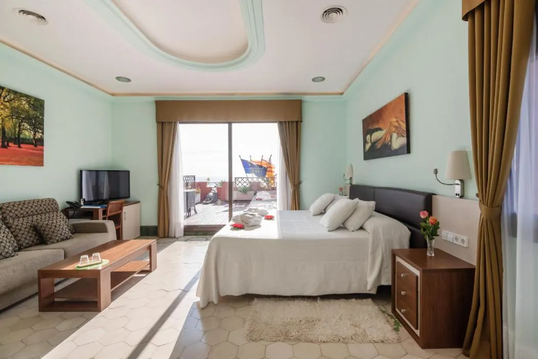 Photo of the whole room in Llar de Capitans