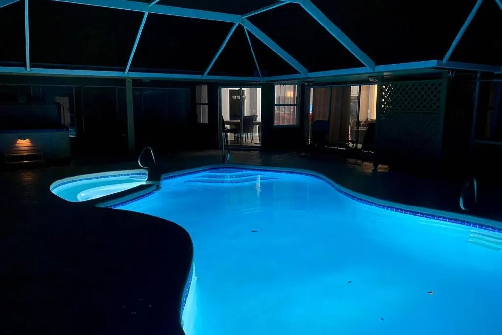 Night in Tropical Escape with Relaxing Heated Pool & Palm Breezes