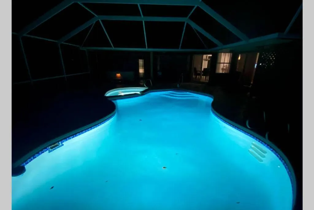 Night in Tropical Escape with Relaxing Heated Pool & Palm Breezes