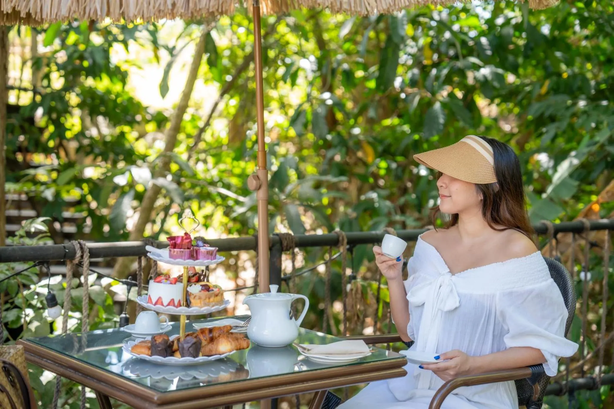 Restaurant/places to eat in AKRA Collection Layan - Hideaway Villas