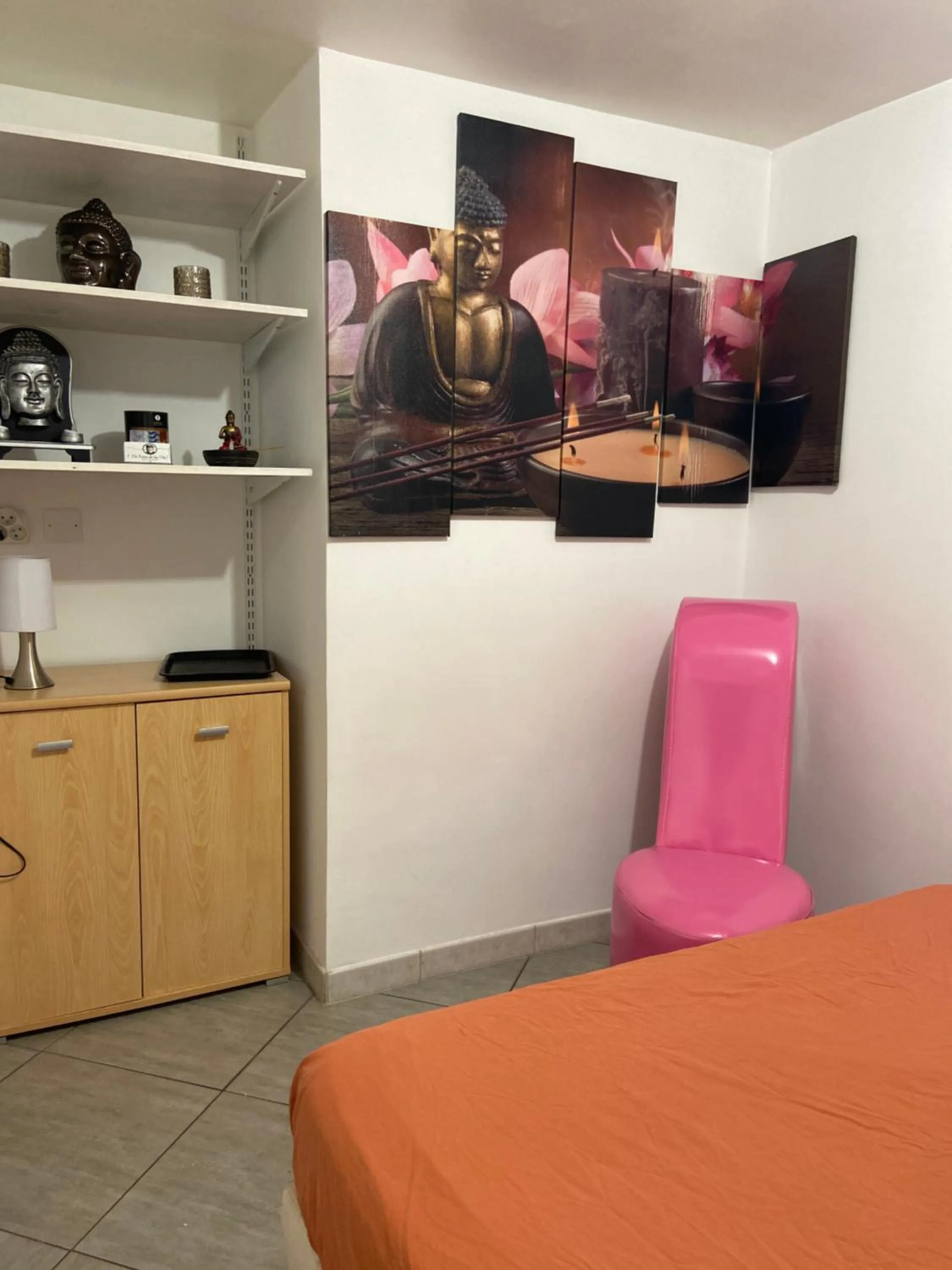 Photo of the whole room in Dépendance cosy climatisée jacuzzi diner aux chandelles