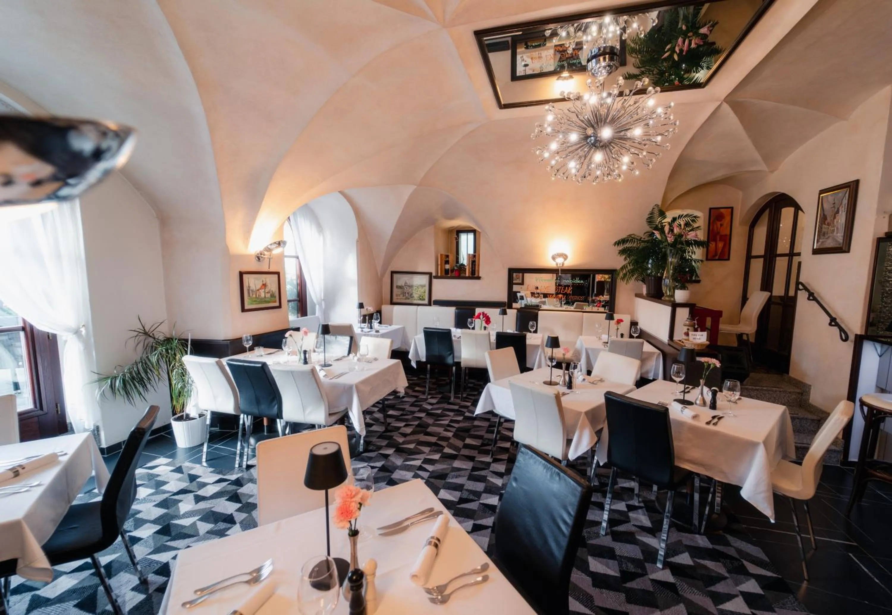 Restaurant/places to eat in Hotel Grand