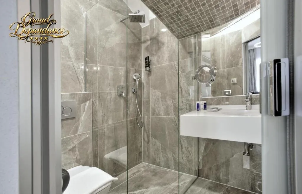 Shower in Hotel Grand