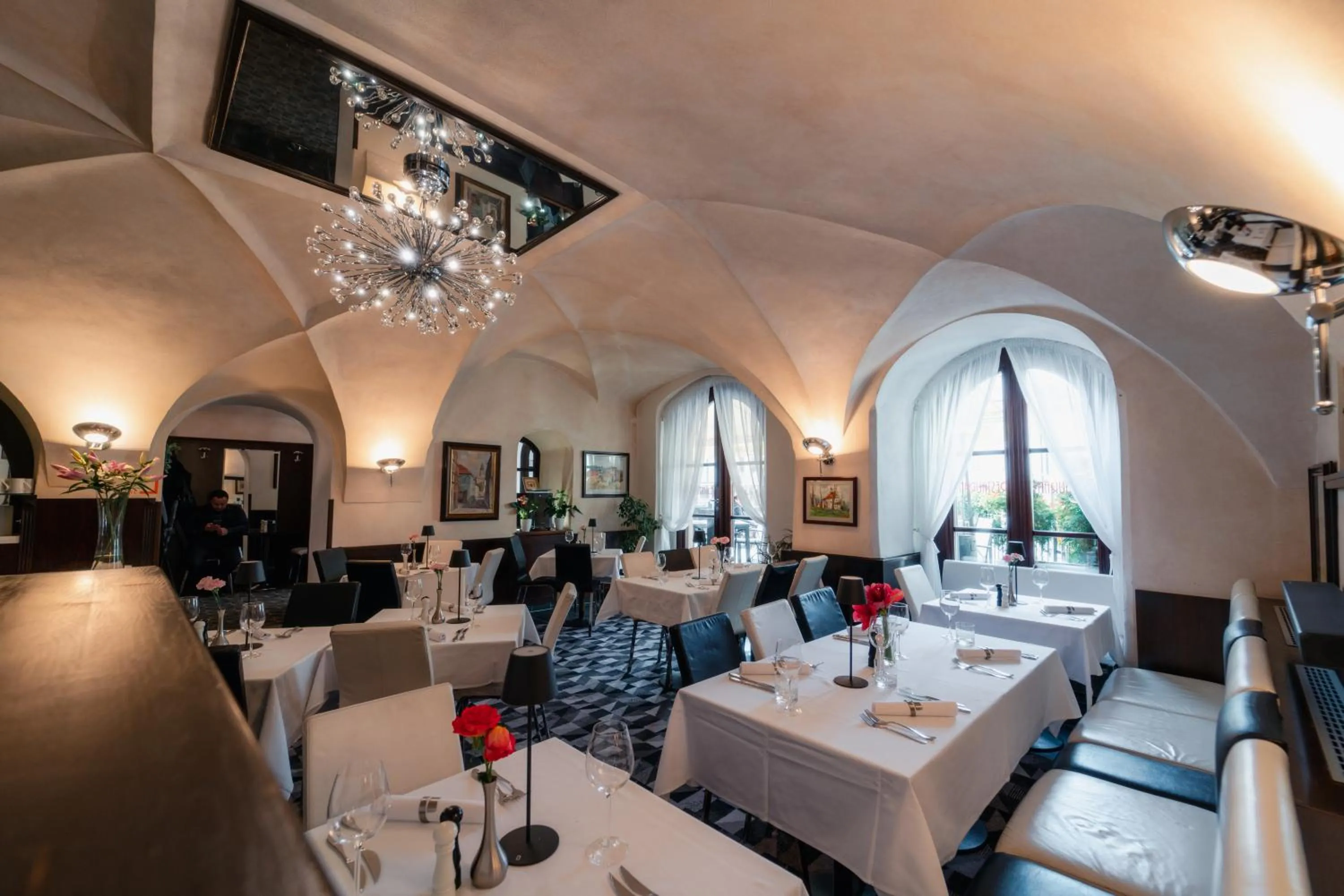 Restaurant/places to eat in Hotel Grand