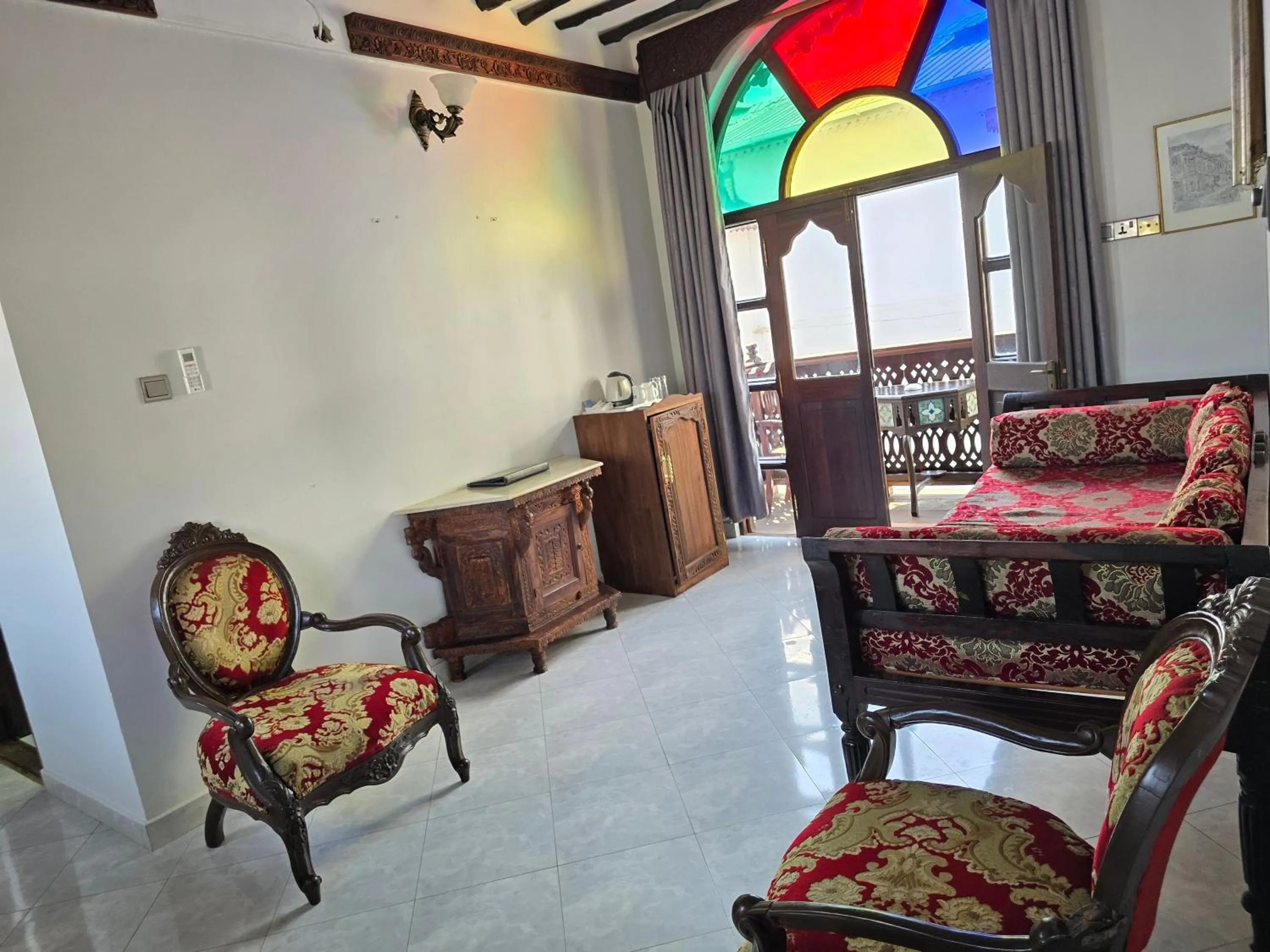 Living room in Dhow Palace Hotel