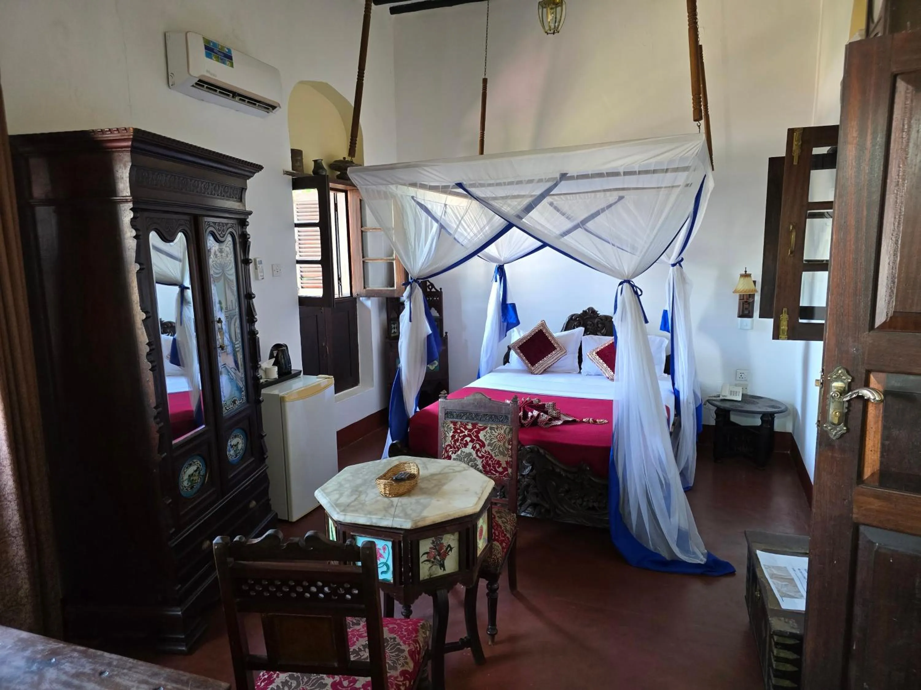 Photo of the whole room, Bed in Dhow Palace Hotel