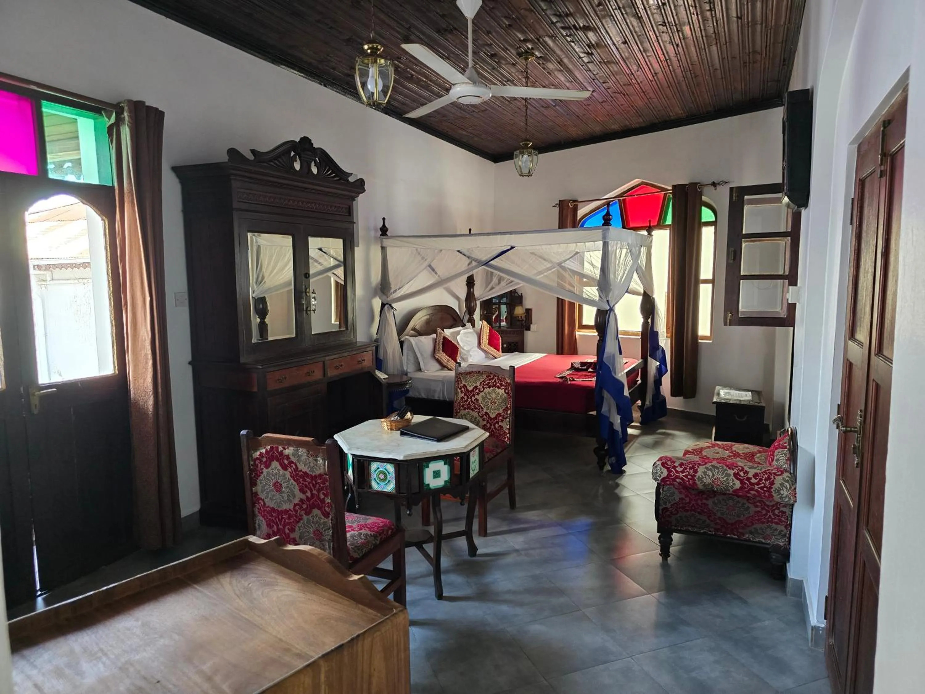 Photo of the whole room, Bed in Dhow Palace Hotel