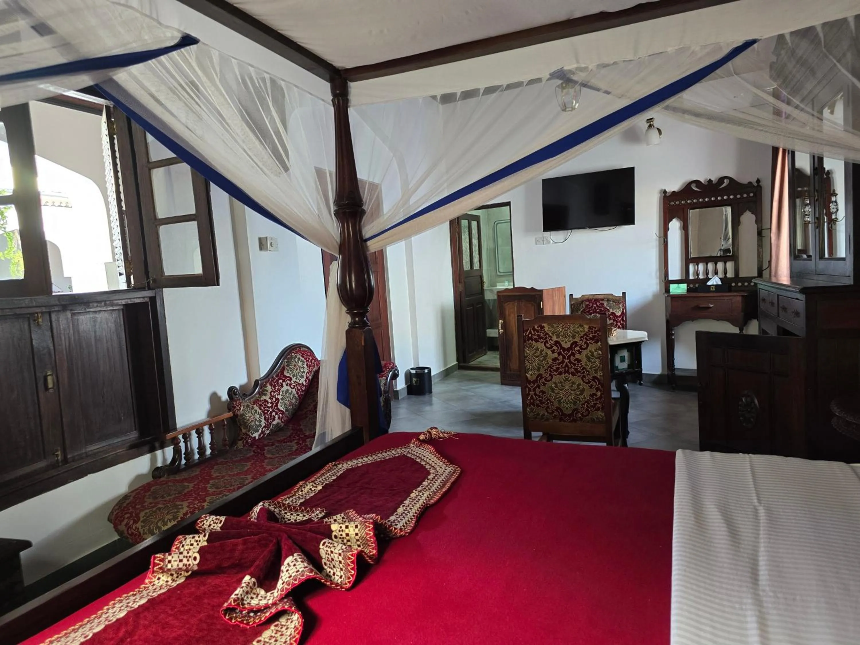 Photo of the whole room, Bed in Dhow Palace Hotel