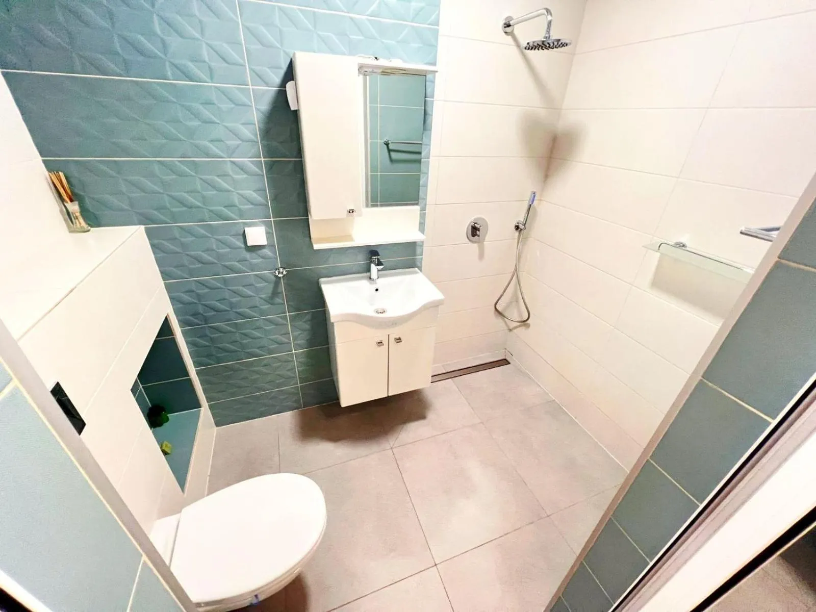 Shower in PAPAYA APARTMENTS