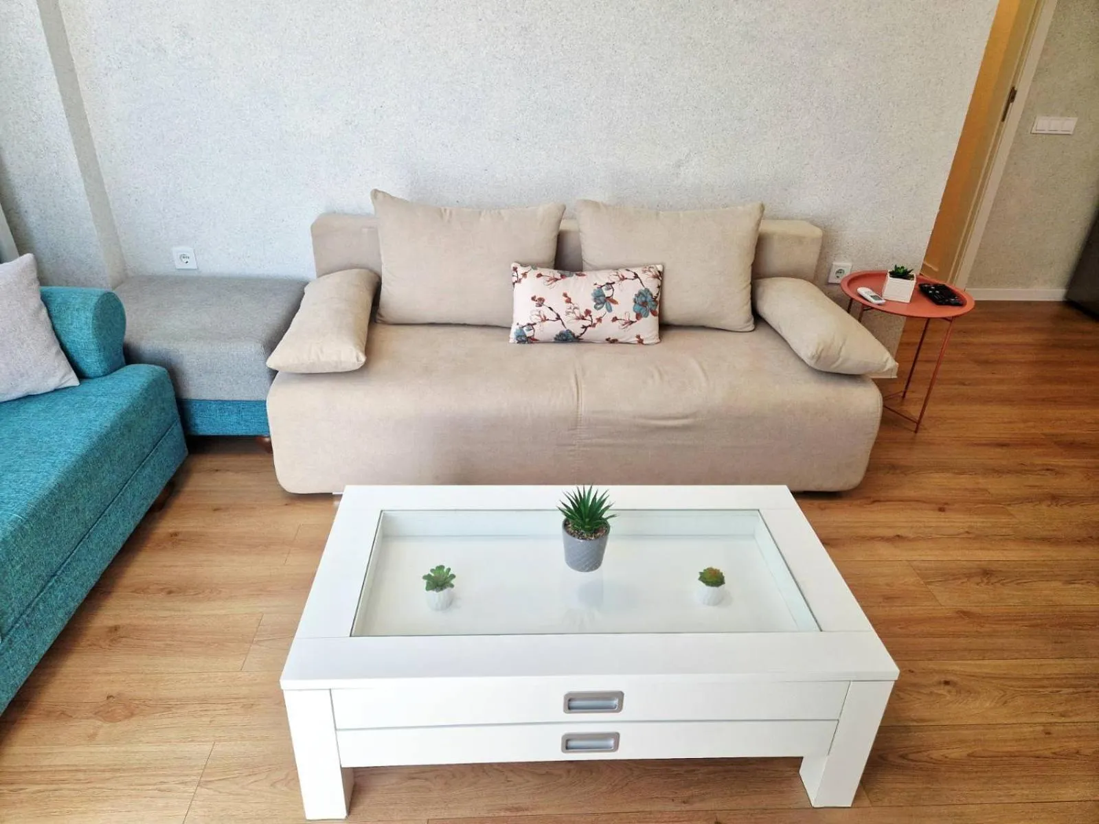 Communal lounge/ TV room in PAPAYA APARTMENTS