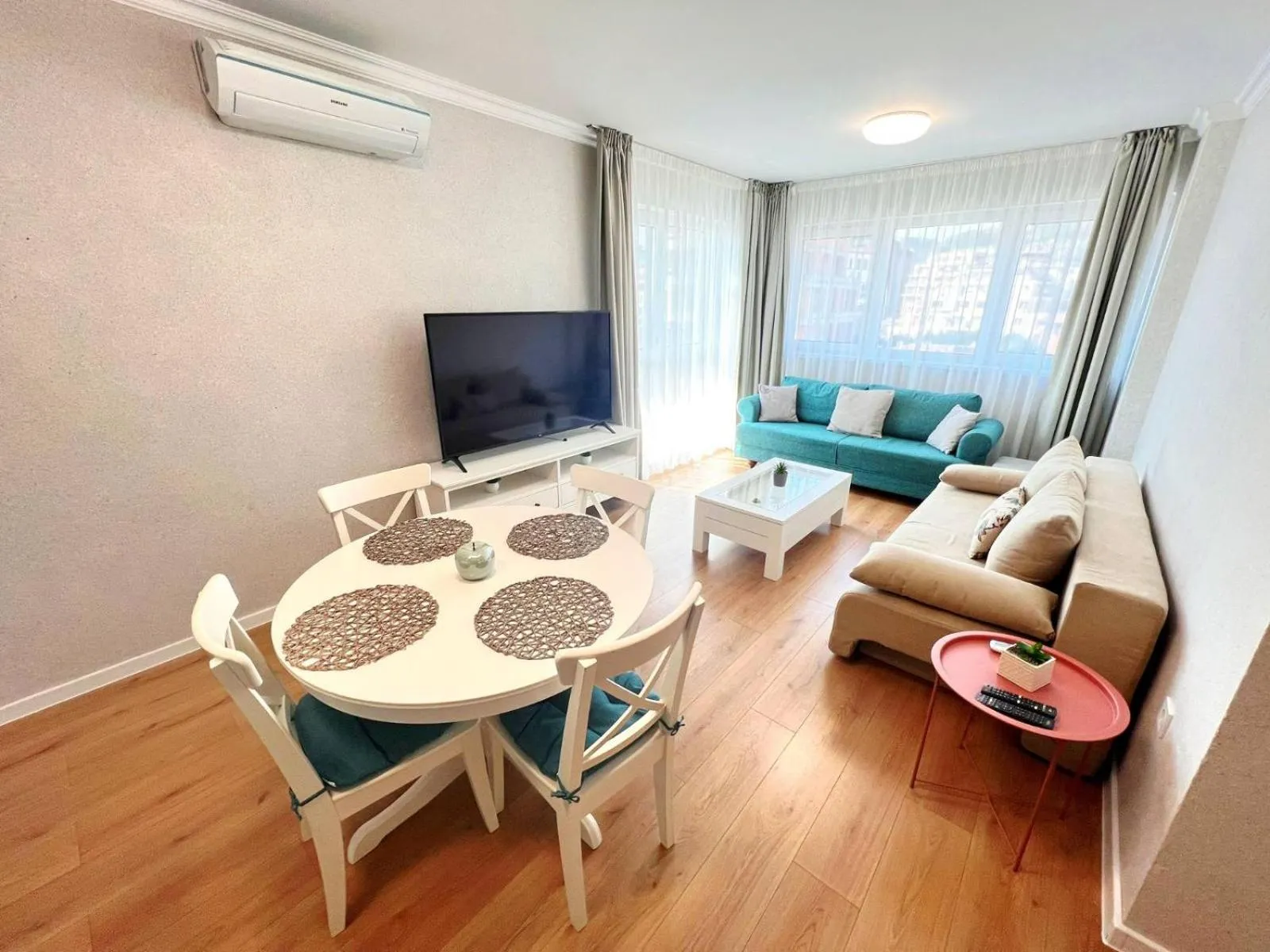 Communal lounge/ TV room in PAPAYA APARTMENTS