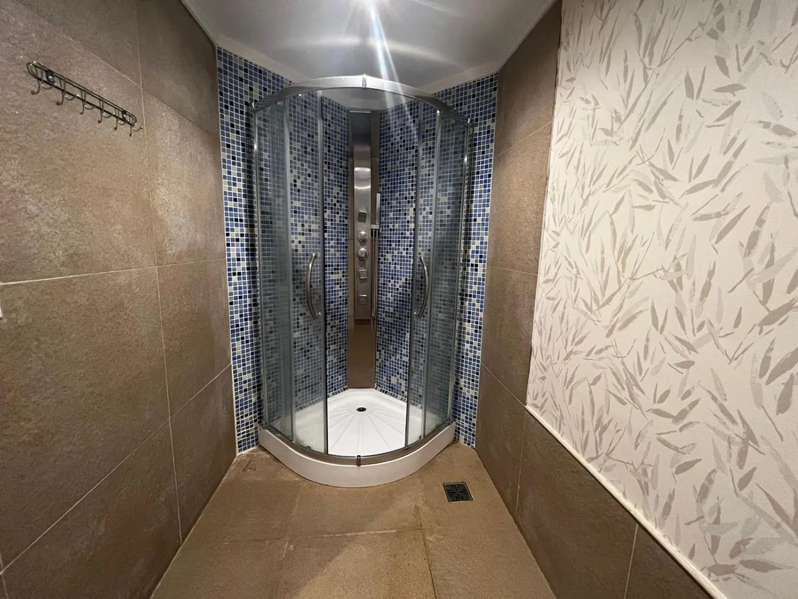 Shower in Days Inn Zarate