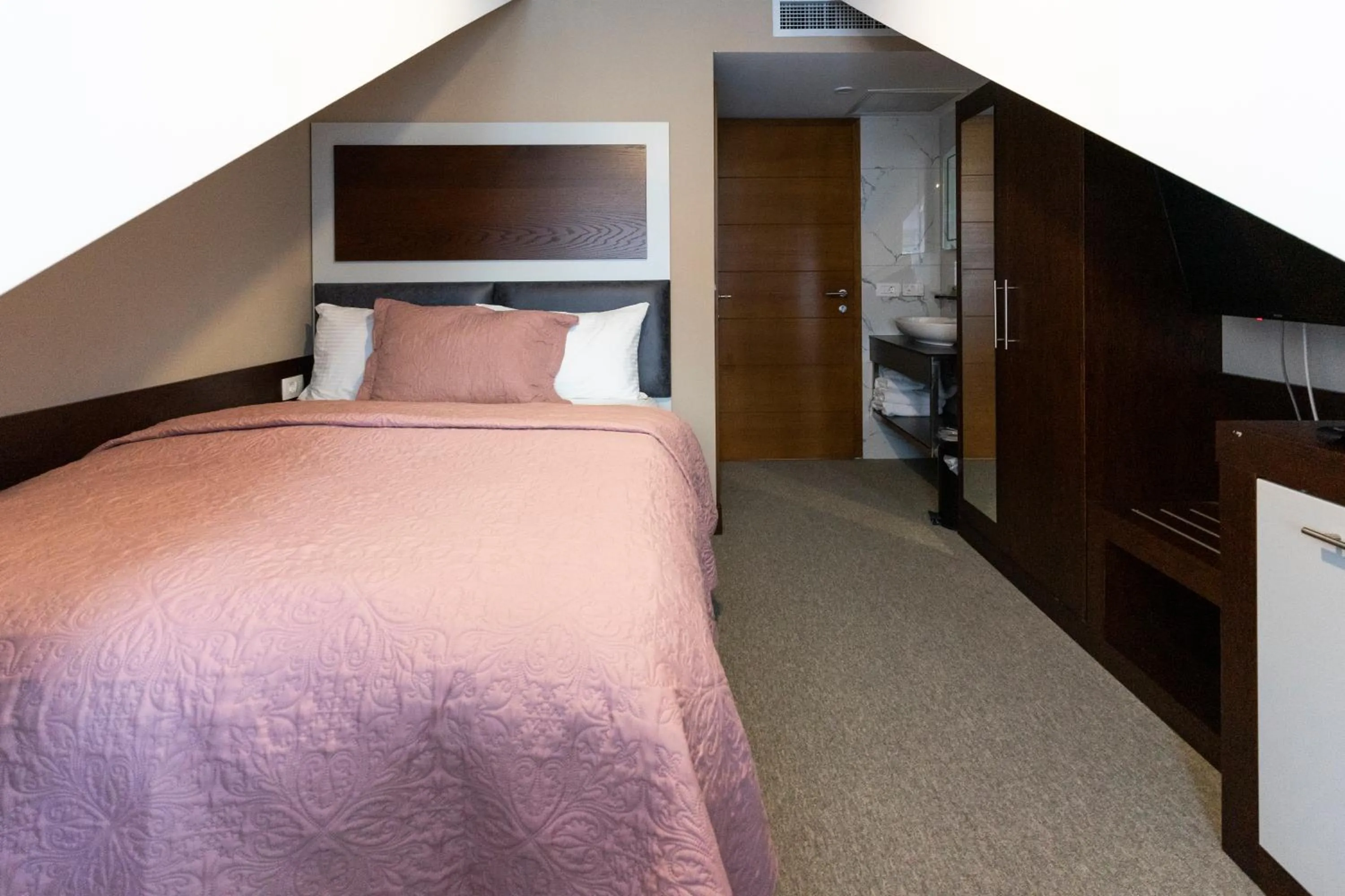 Bed in Hotel Prizreni