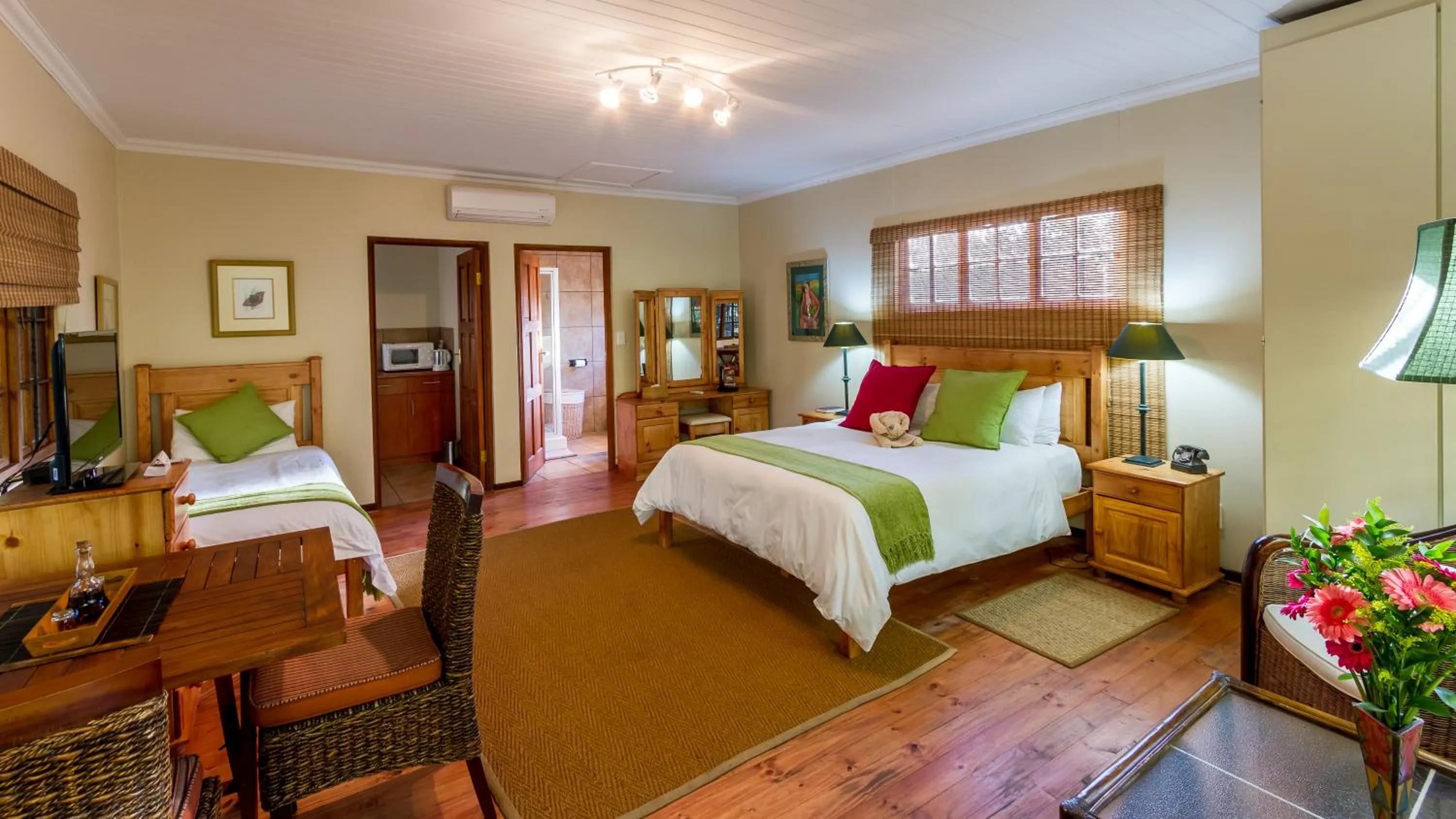 Photo of the whole room, Bed in Jörn's Gästehaus