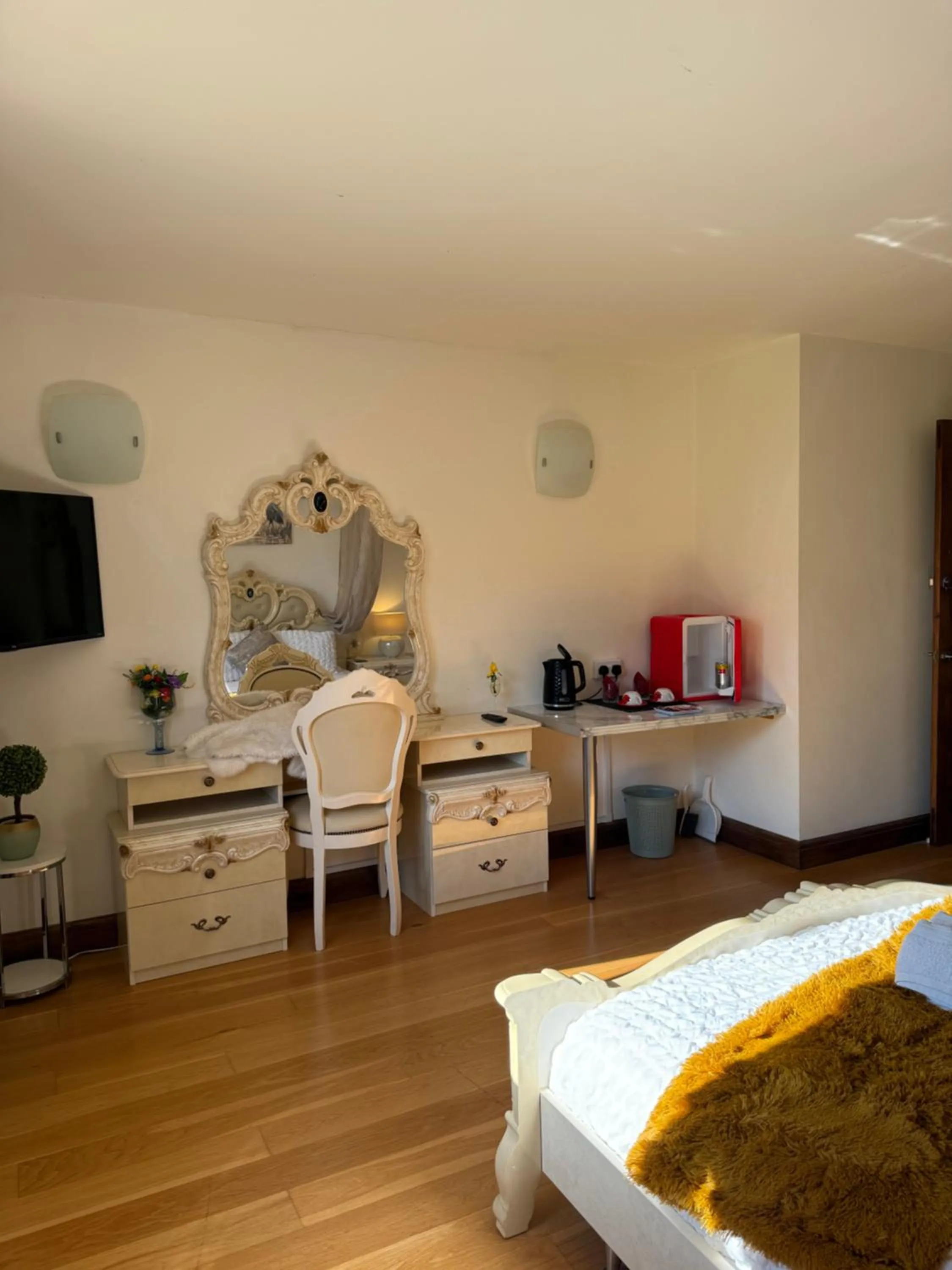 Photo of the whole room in Barnfields Retreat