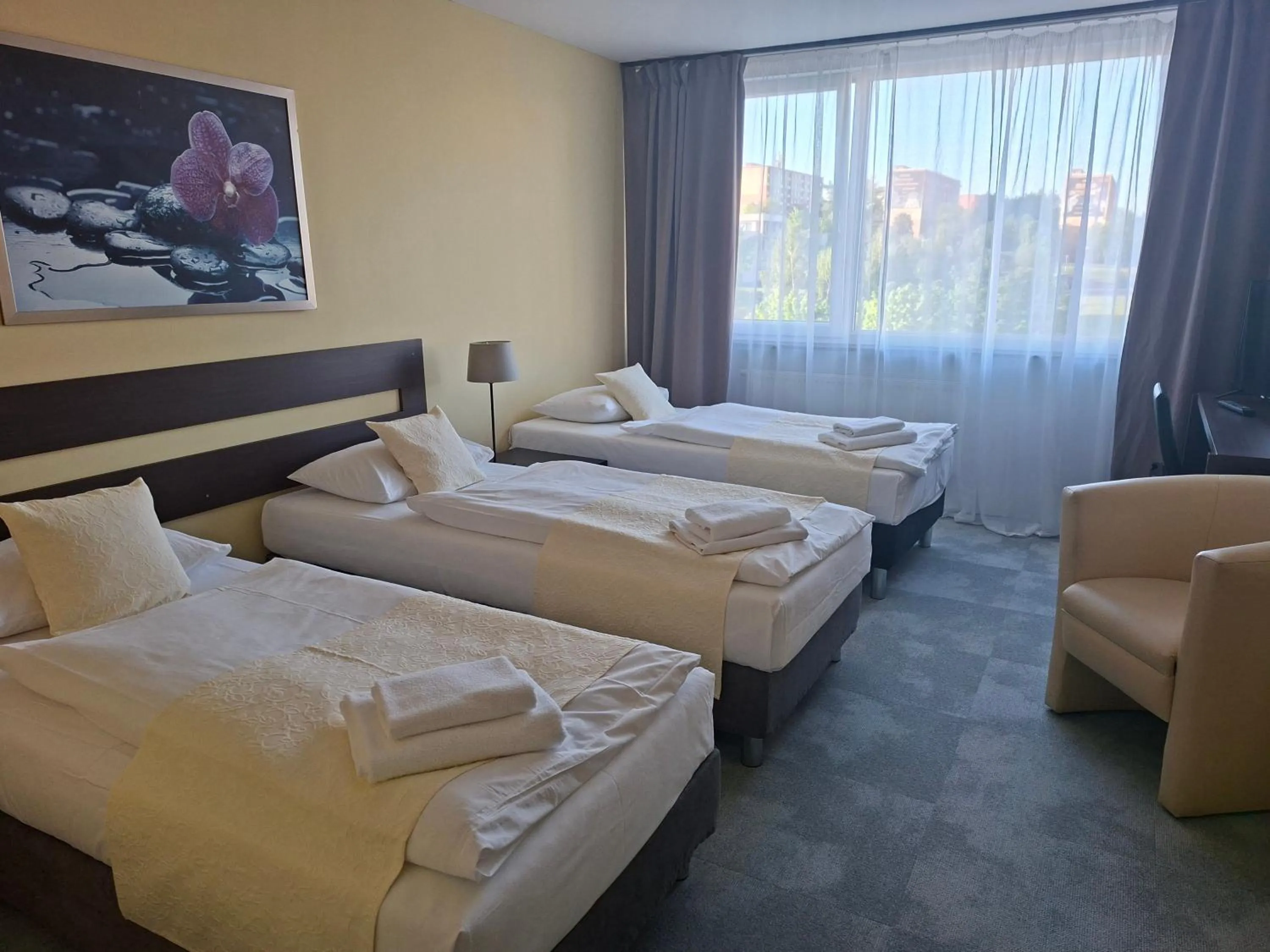 Photo of the whole room, Bed in Hotel Cascade