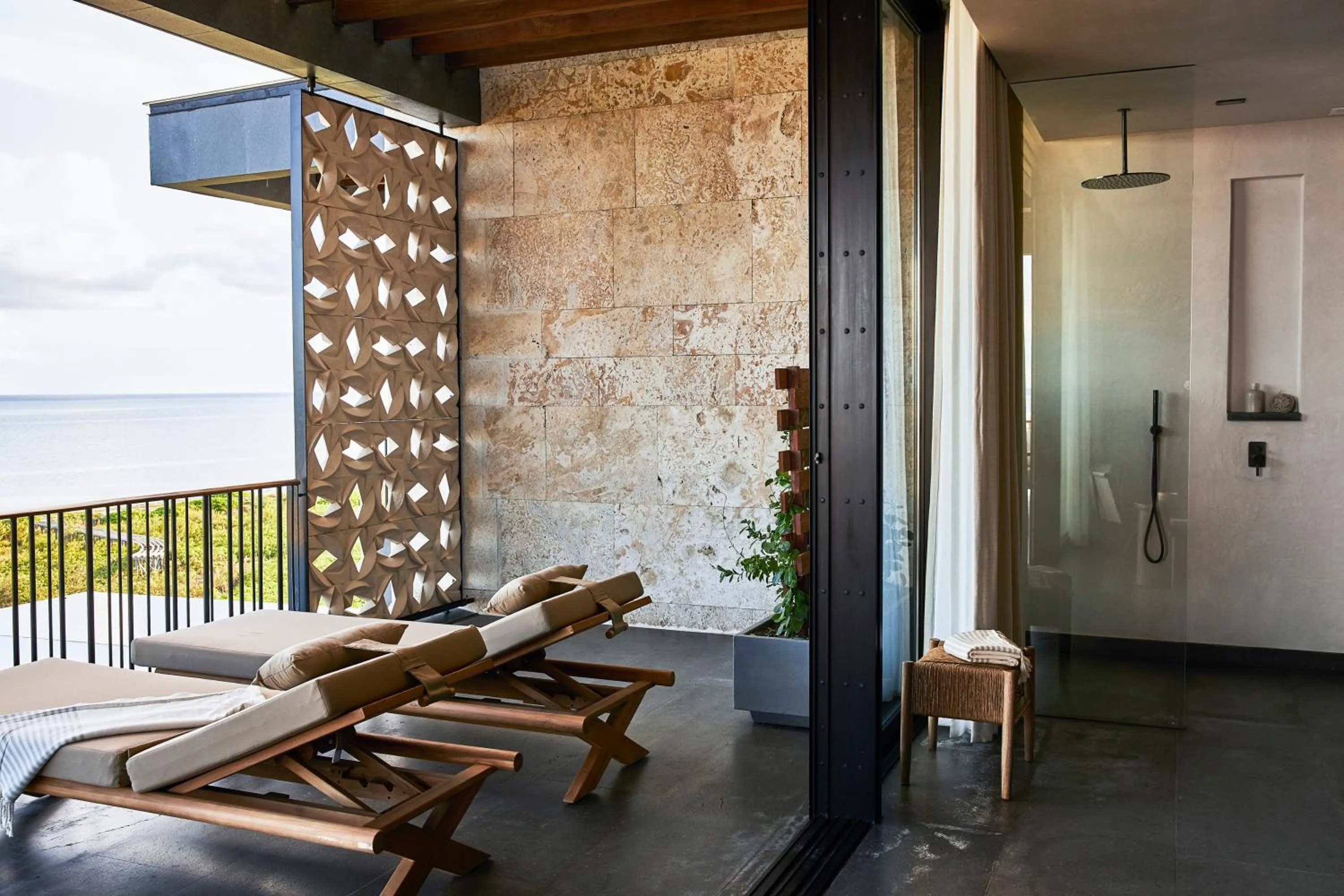 Shower in Etéreo, Auberge Collection