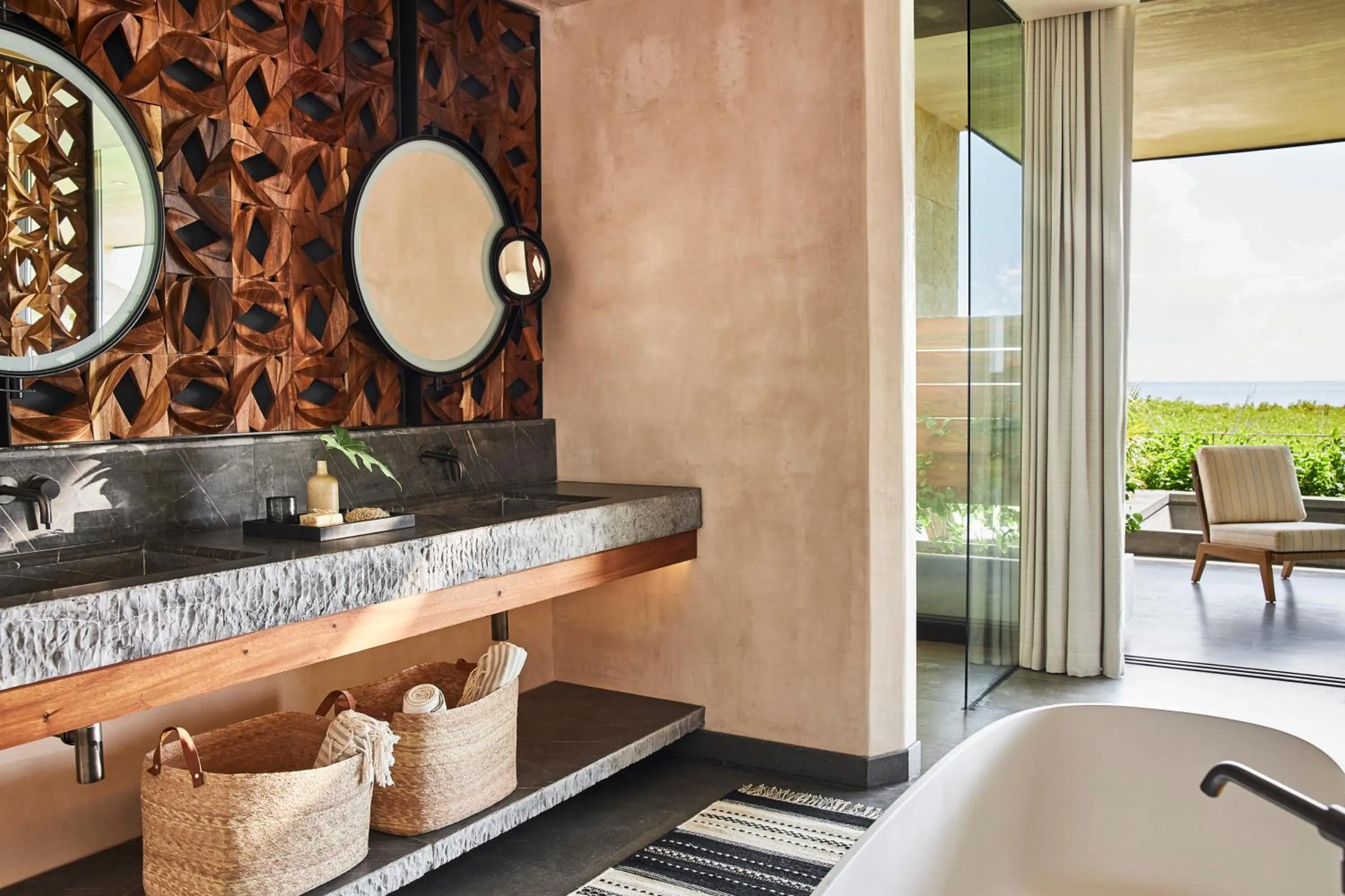 Shower in Etéreo, Auberge Collection