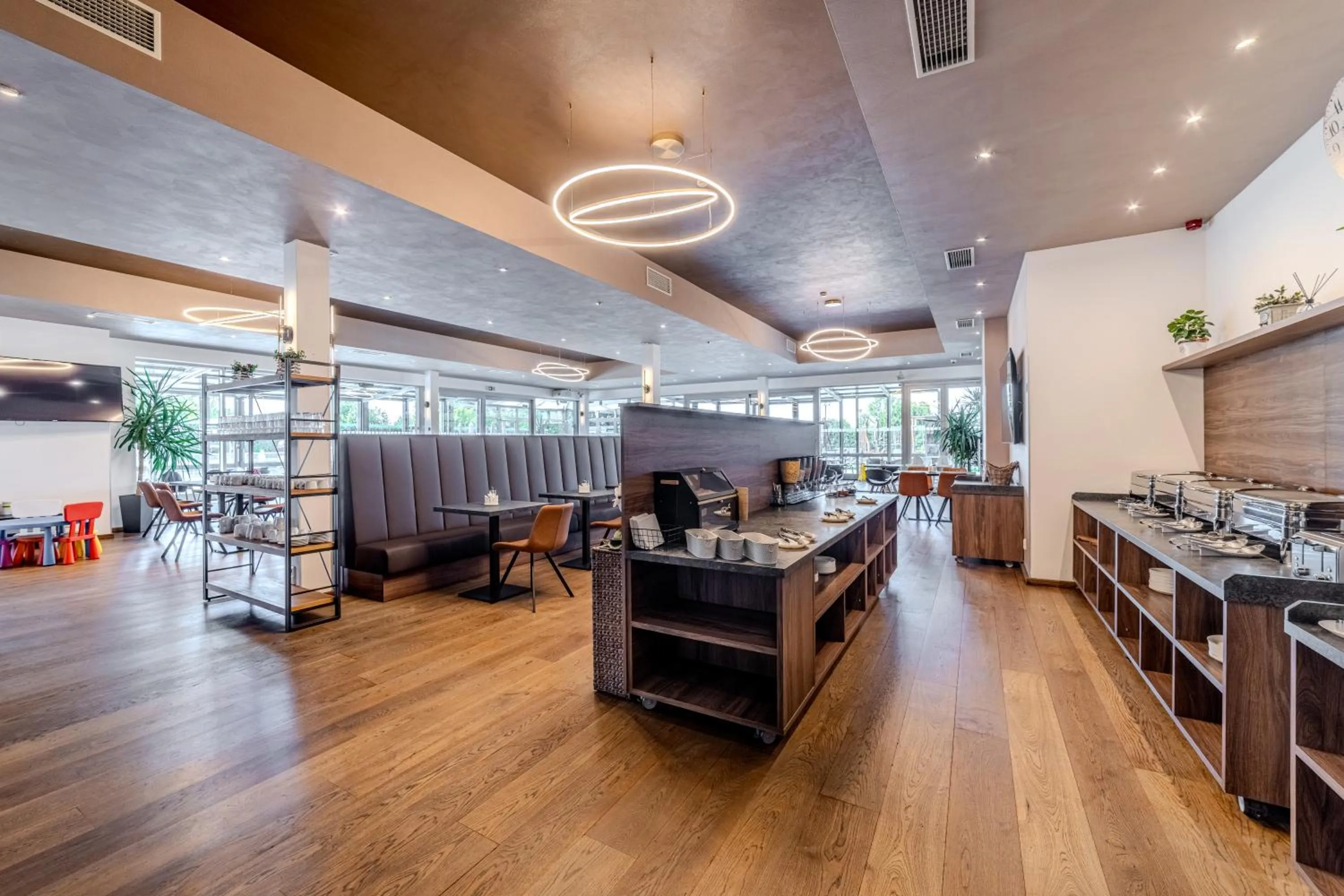 Restaurant/places to eat in Hotel Aura Design & Garden Pool