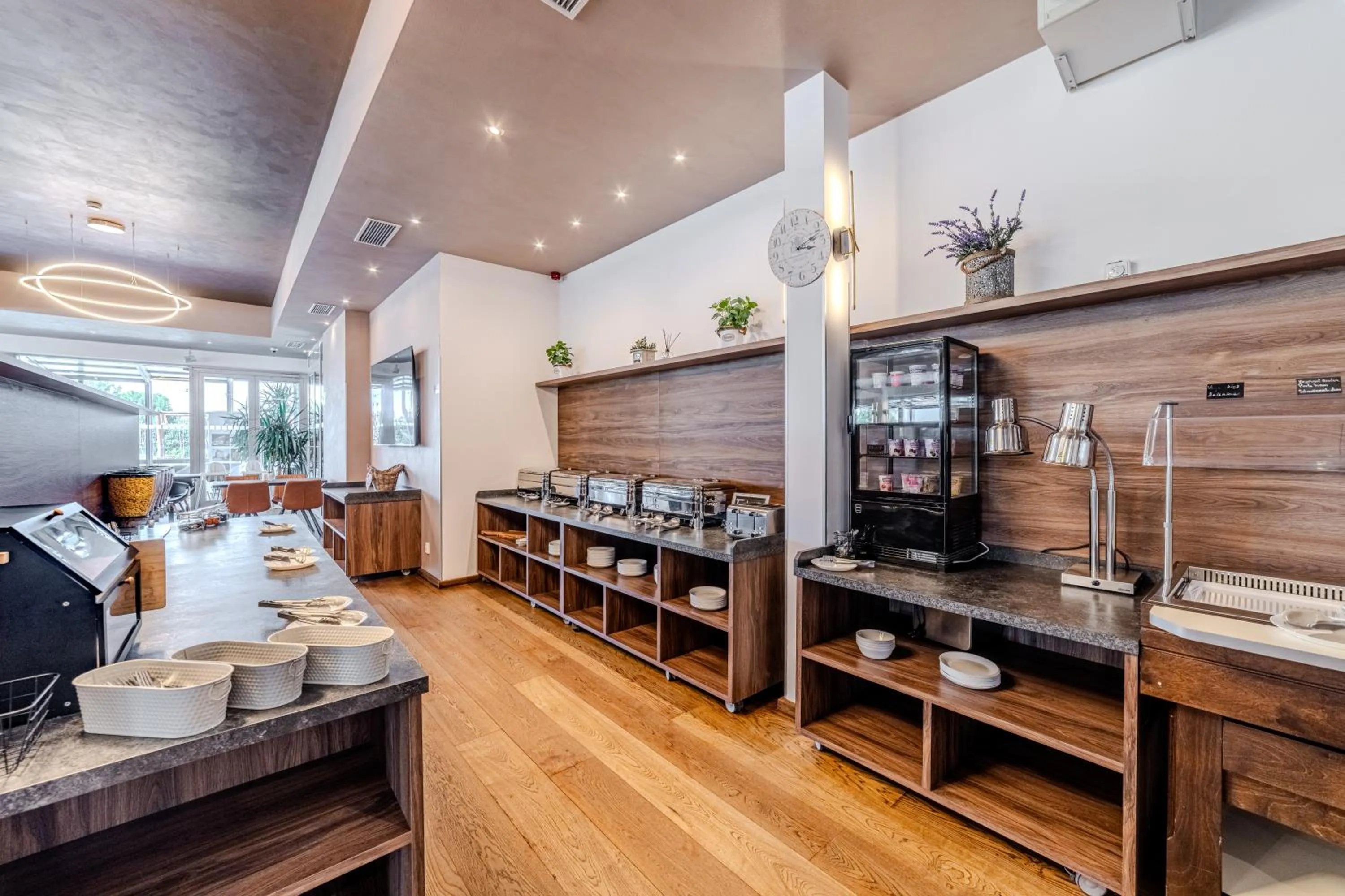 Restaurant/places to eat in Hotel Aura Design & Garden Pool