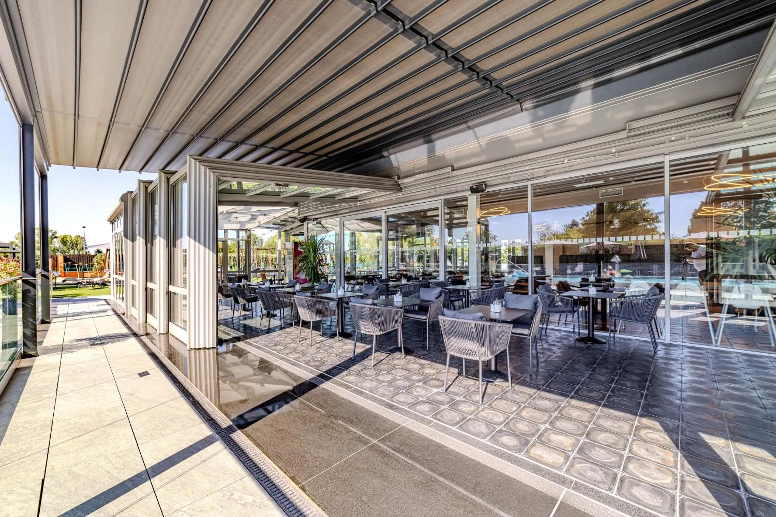 Restaurant/places to eat in Hotel Aura Design & Garden Pool