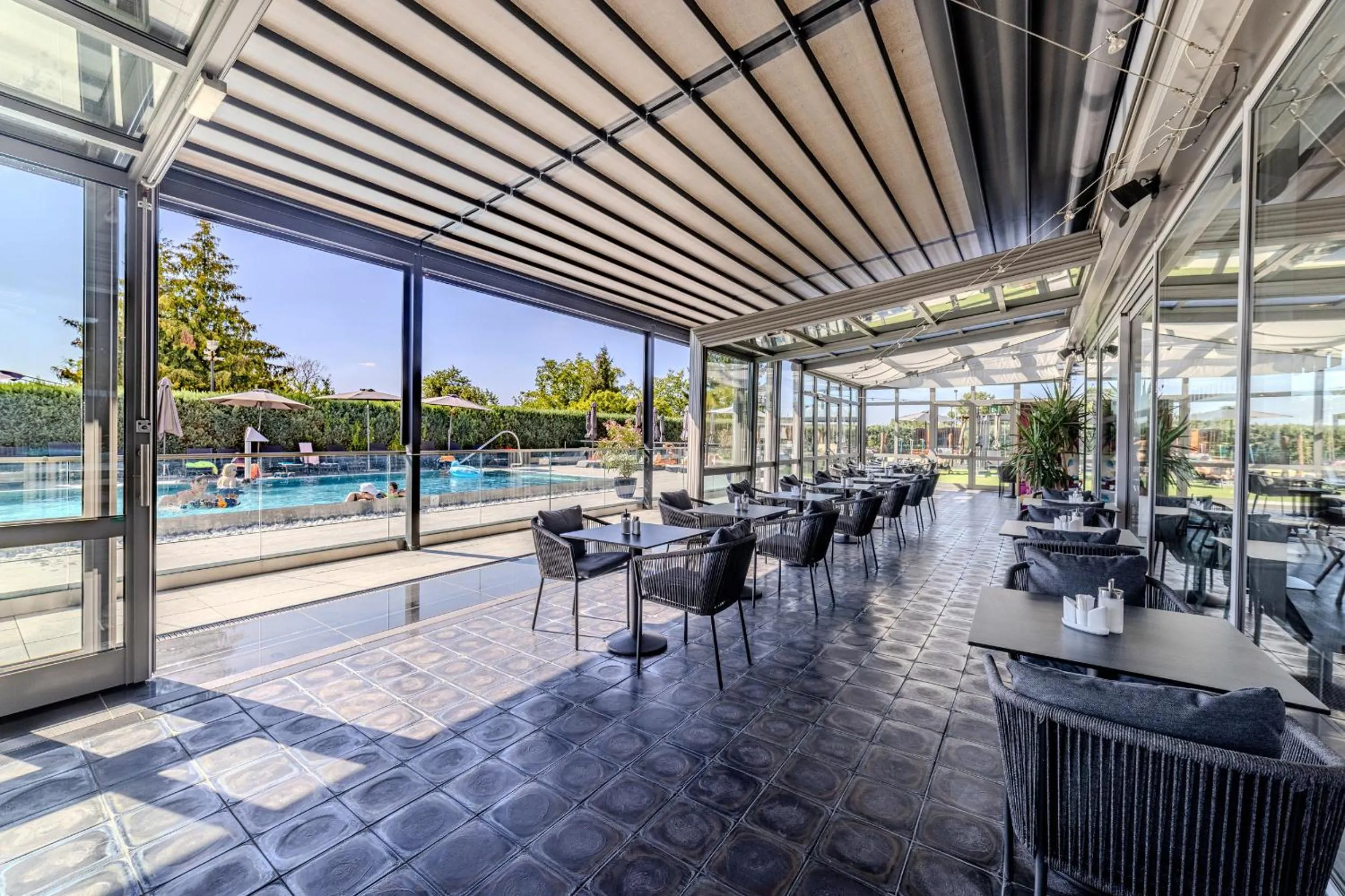 Restaurant/places to eat in Hotel Aura Design & Garden Pool