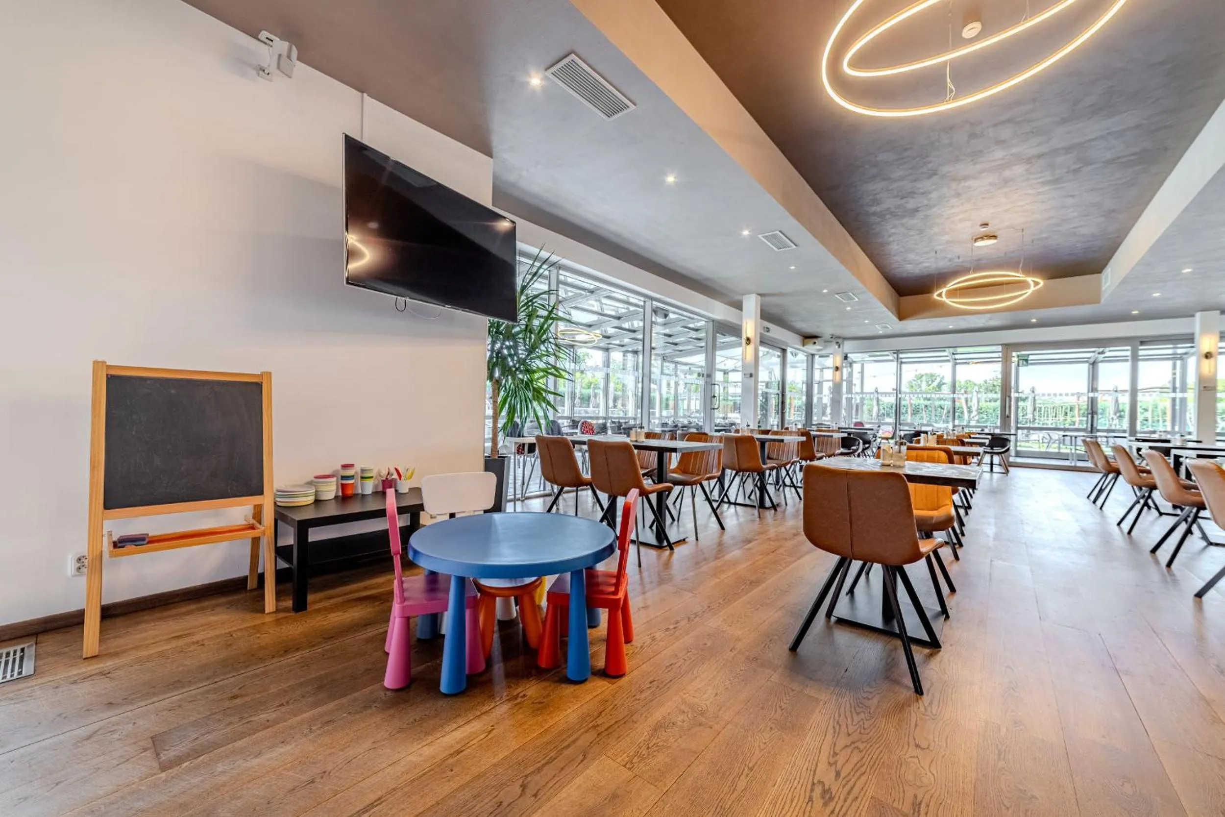 Restaurant/places to eat in Hotel Aura Design & Garden Pool