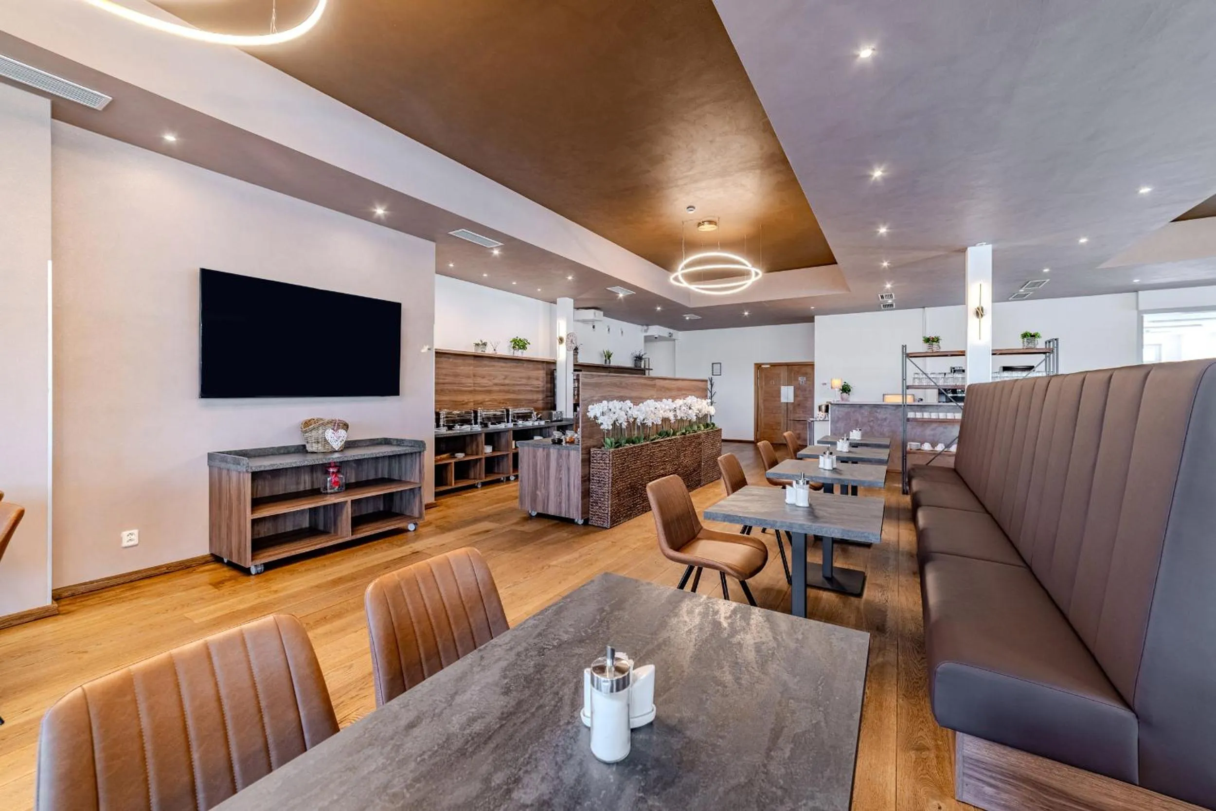 Restaurant/places to eat in Hotel Aura Design & Garden Pool