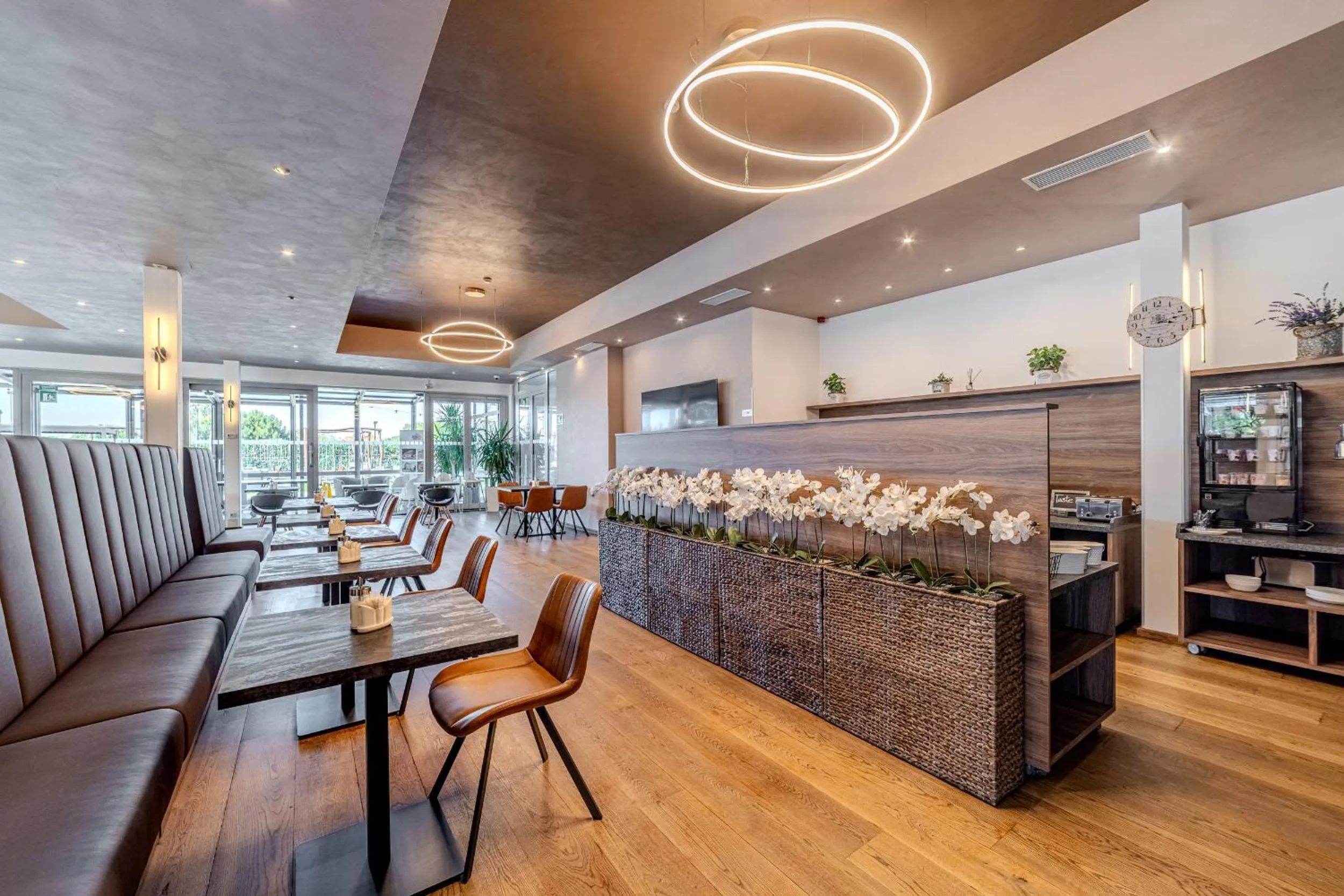 Restaurant/places to eat in Hotel Aura Design & Garden Pool