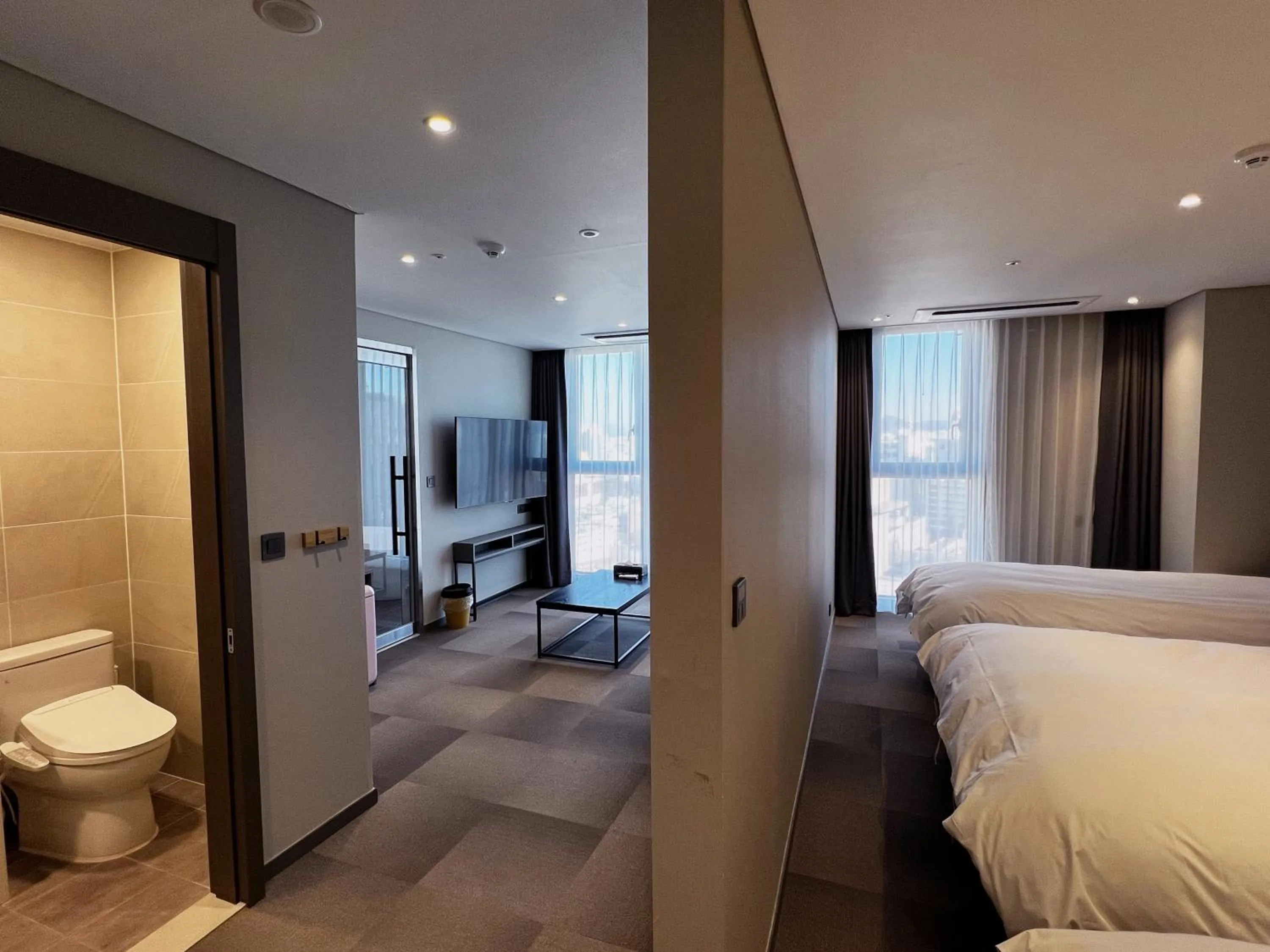 Toilet, Bed in Hotel U5