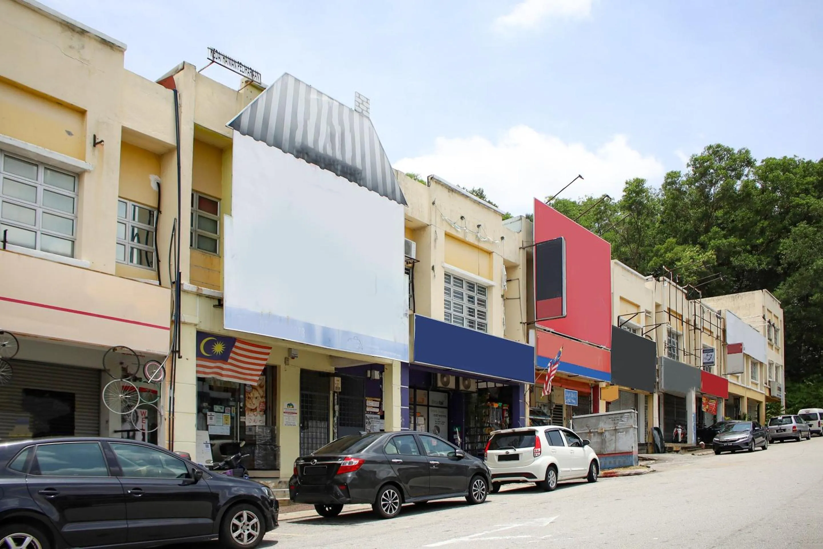 Facade/entrance in Hotel O Prima Saujana Budget Hotel